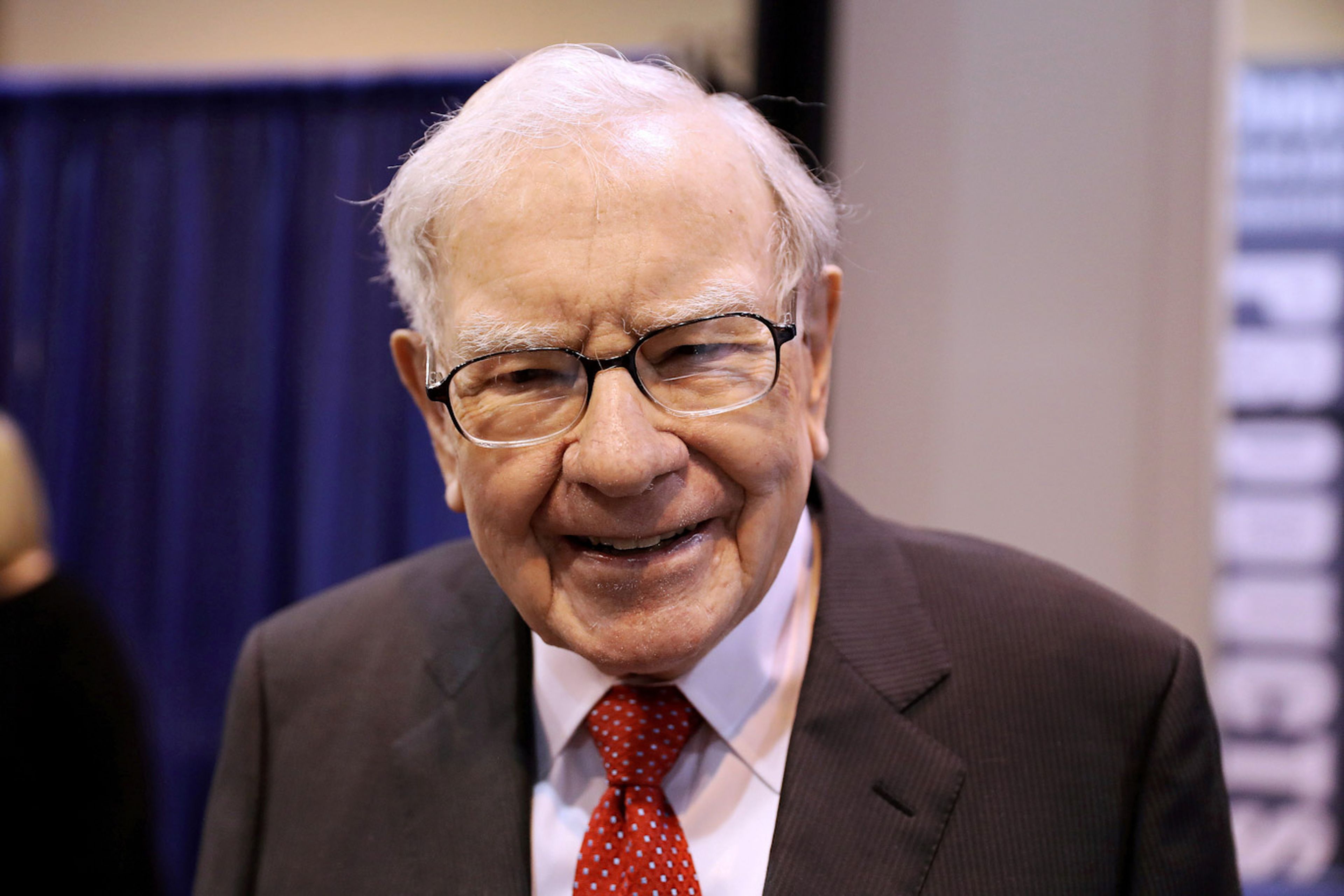Warren Buffett, sonriendo