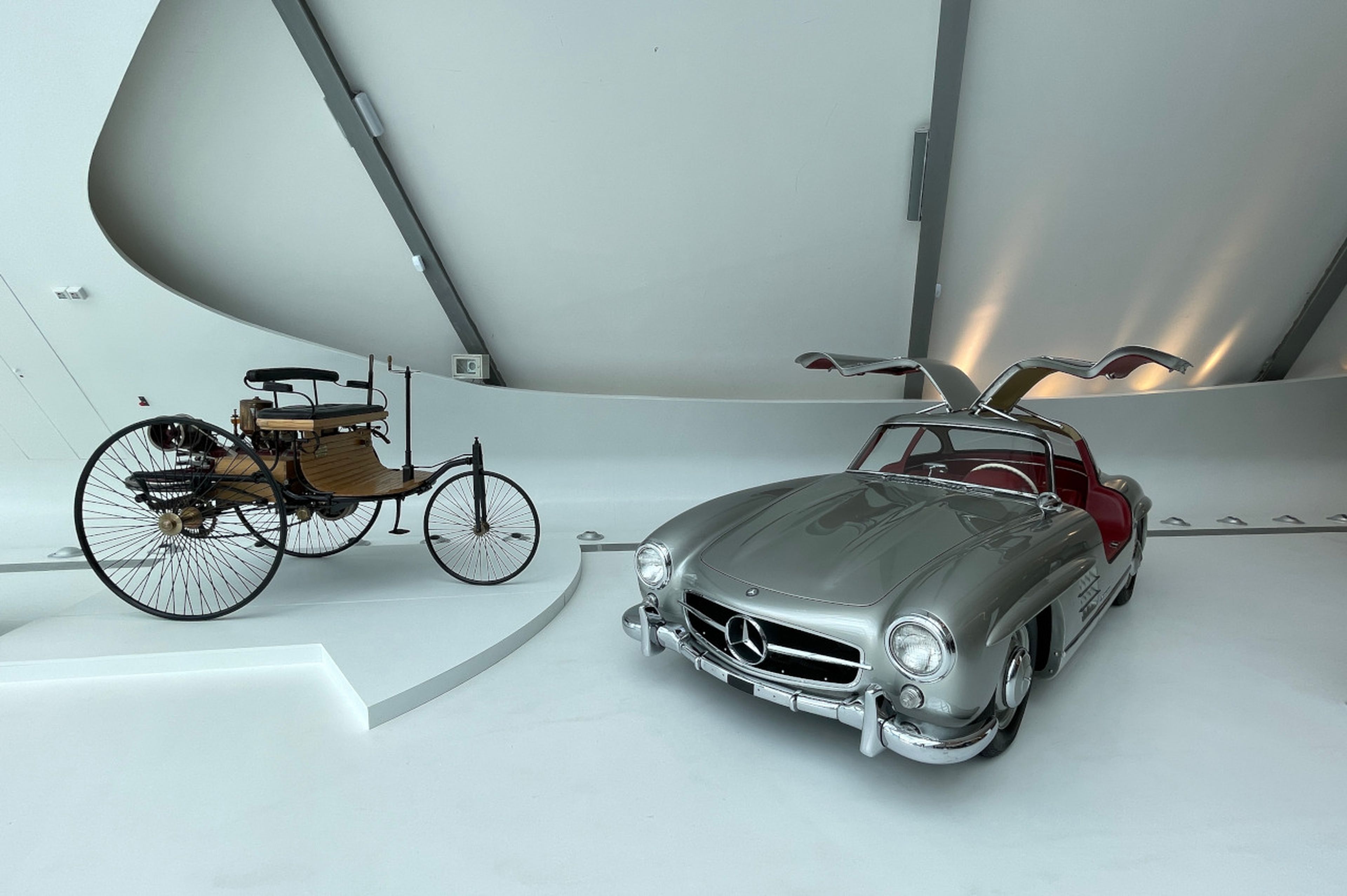 Dos joyas de Mercedes: el Patentwagen, con el que comenzó la historia del automóvil, y el 300 SL 'Alas de gaviota'