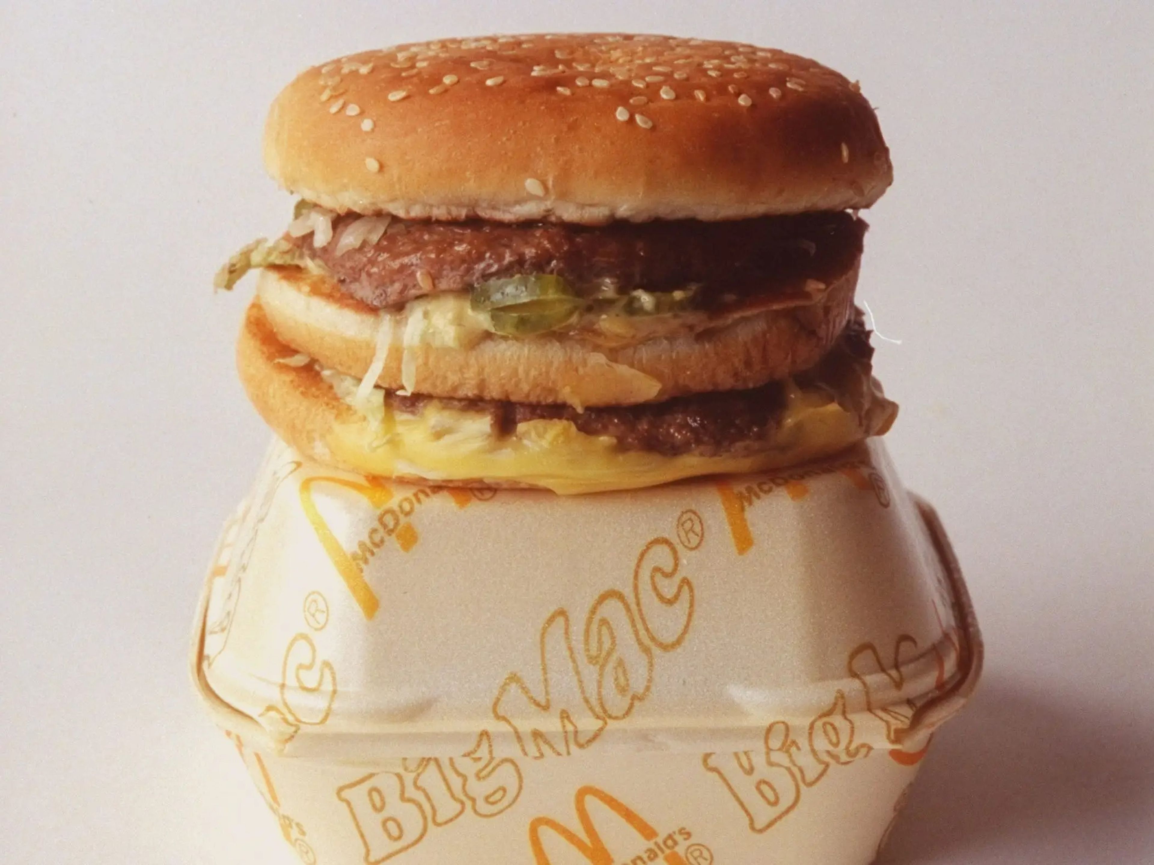 Imagen de producto de una hamburguesa Big Mac de McDonald's en 1977.