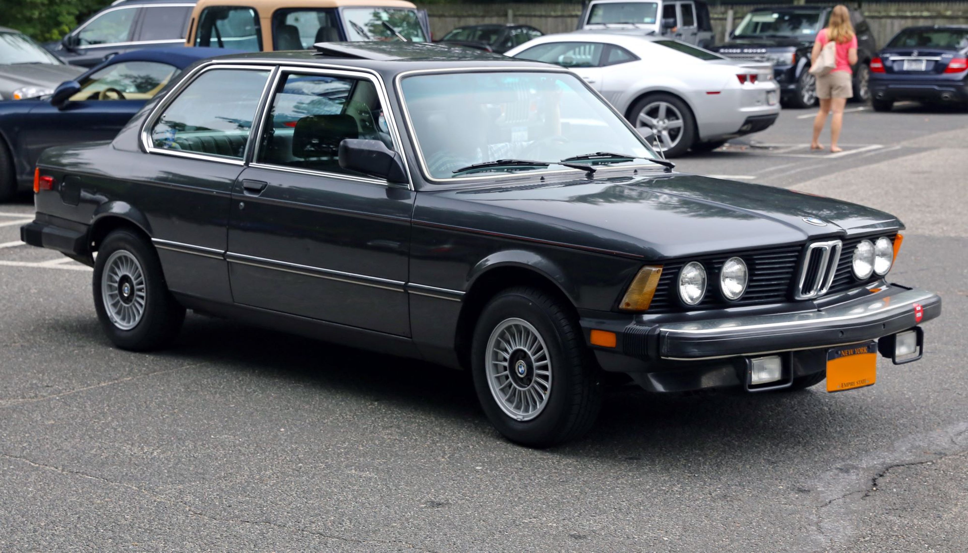 BMW 320i 1981, modelo similar al primer coche de Elon Musk.