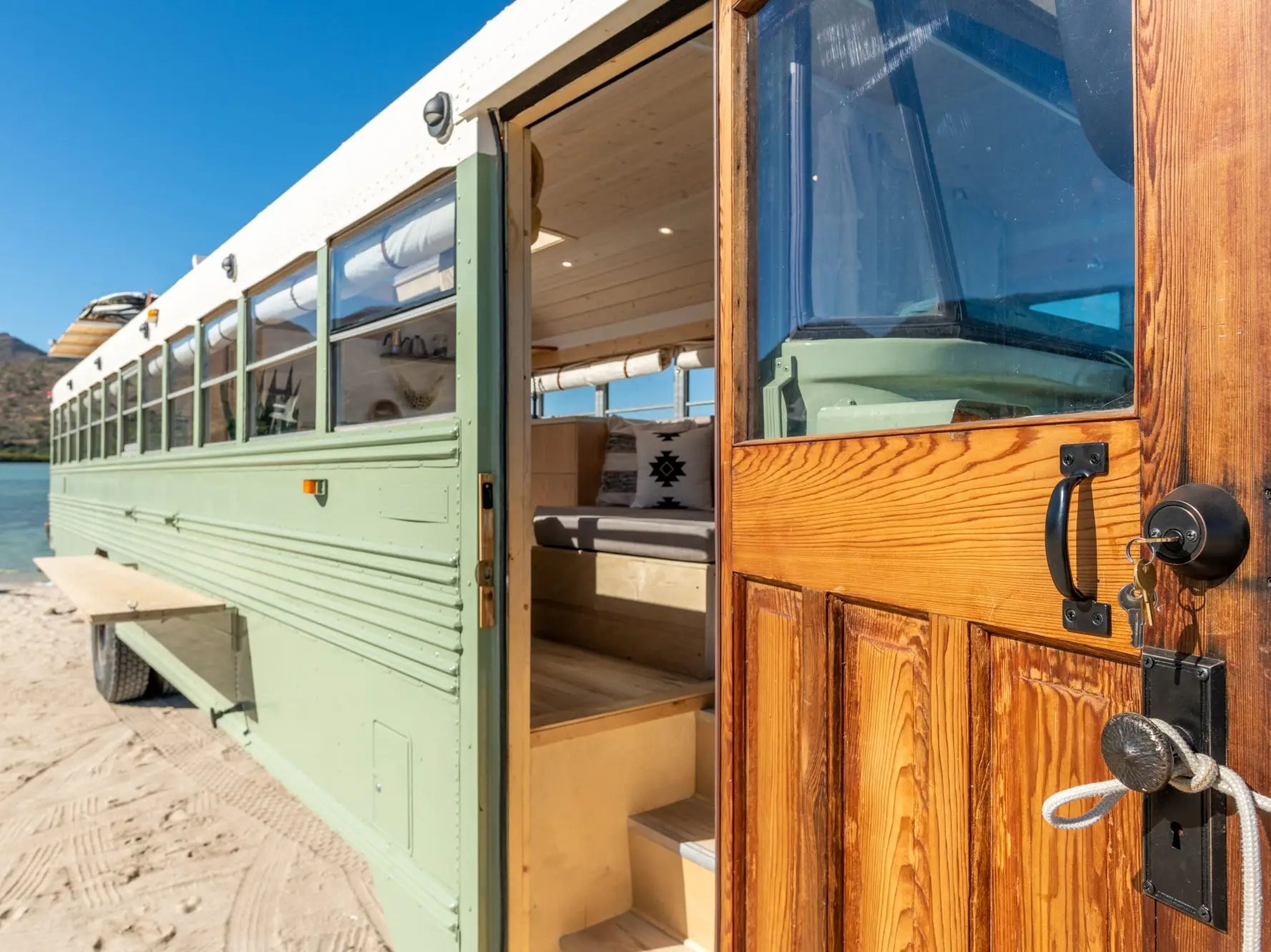 Transforman un autobús en una mini casa.