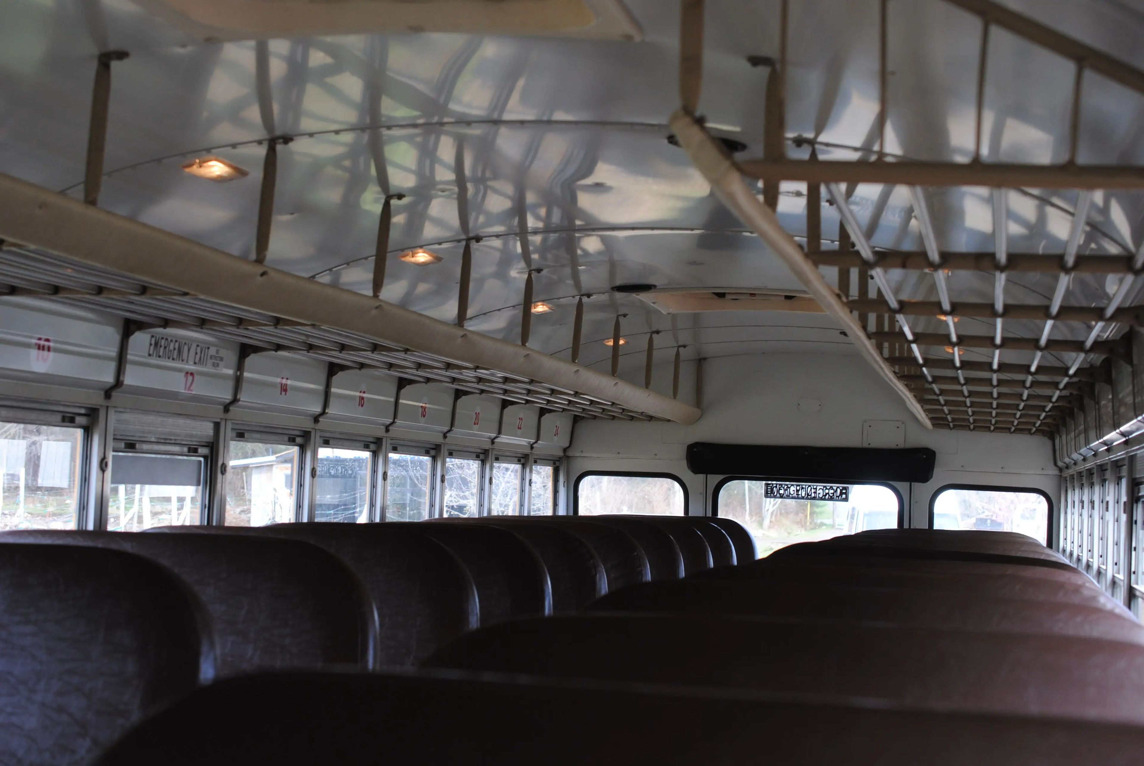El interior del autobús antes de la remodelación.