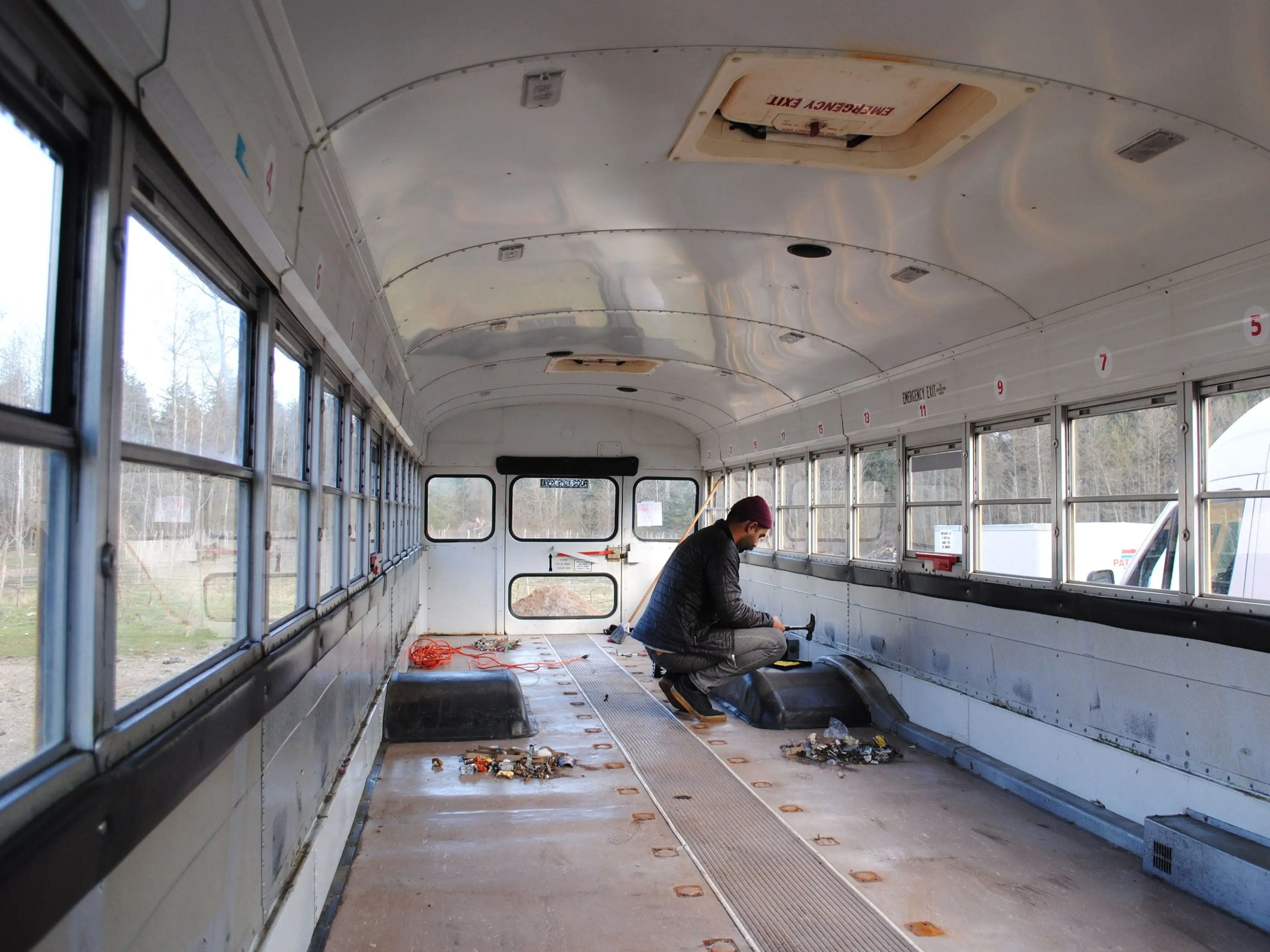 El interior del autobús tras la venta y donación de asientos y portaequipajes.