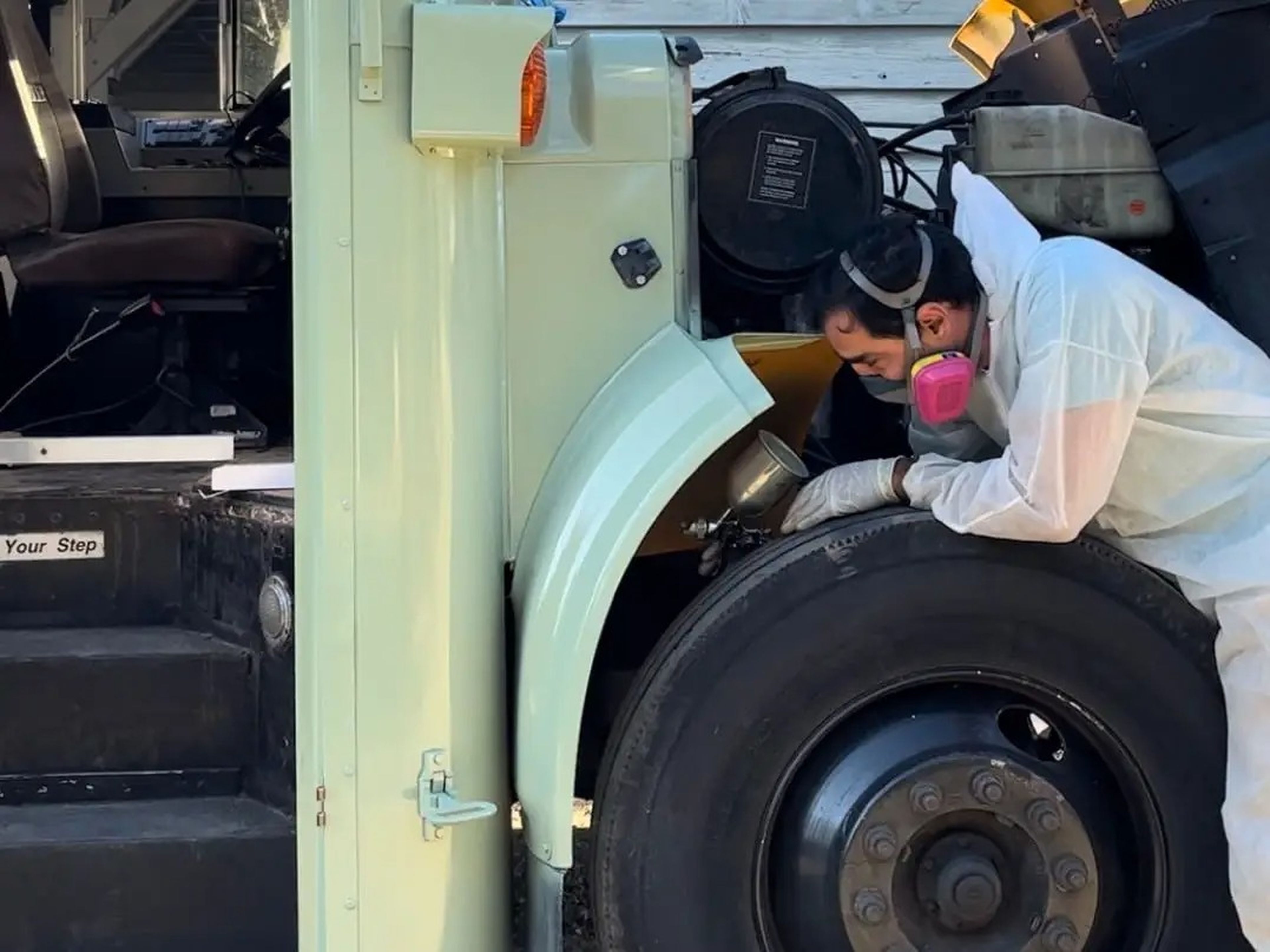 Touserkanicon un pulverizador de aire para pintar el exterior del autobús.