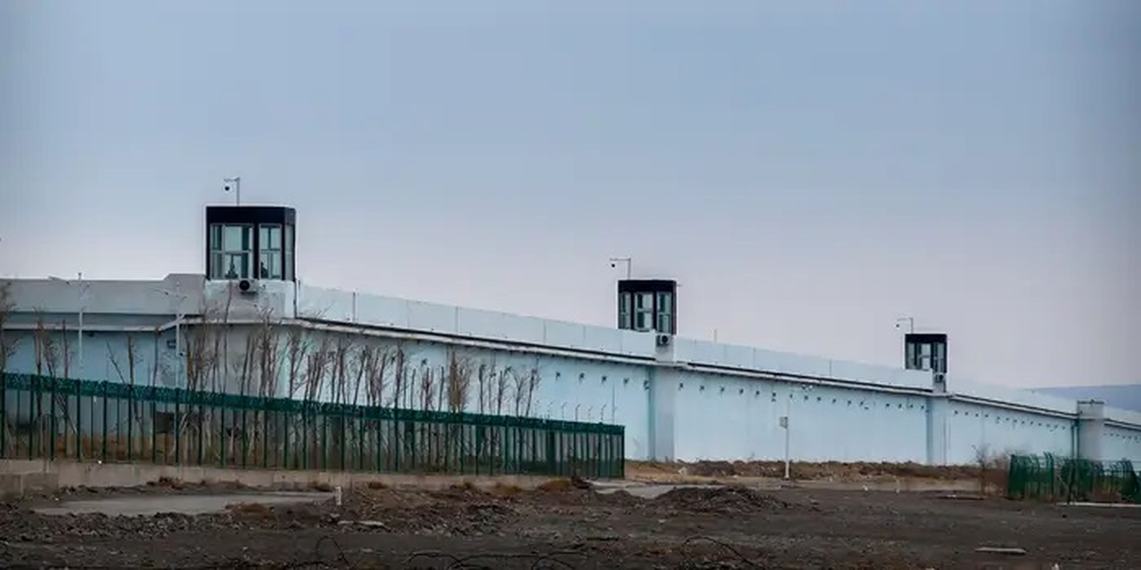 Varias personas permanecen de pie en una torre de vigilancia del muro perimetral del Centro de Detención nº 3 de Urumqi, en Dabancheng, en la región autónoma uigur de Xinjiang (oeste de China), el 23 de abril de 2021.
