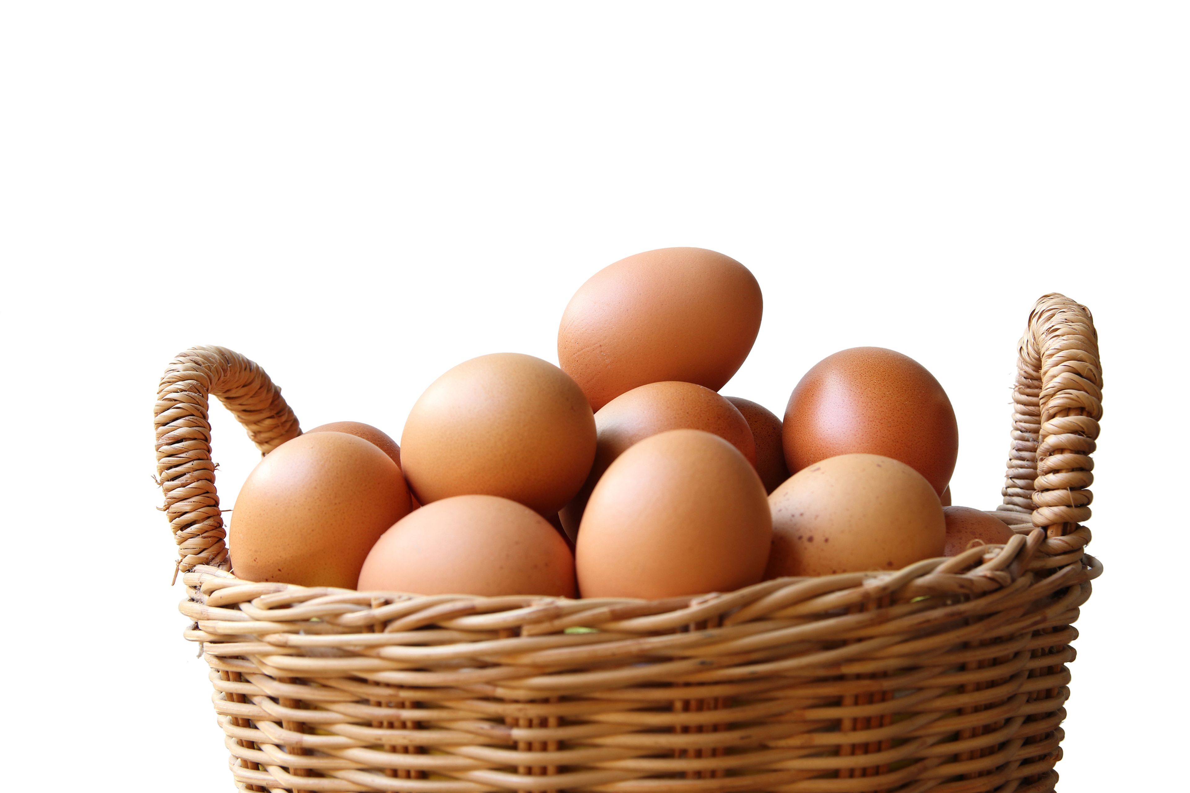 Una cesta llena de huevos. 