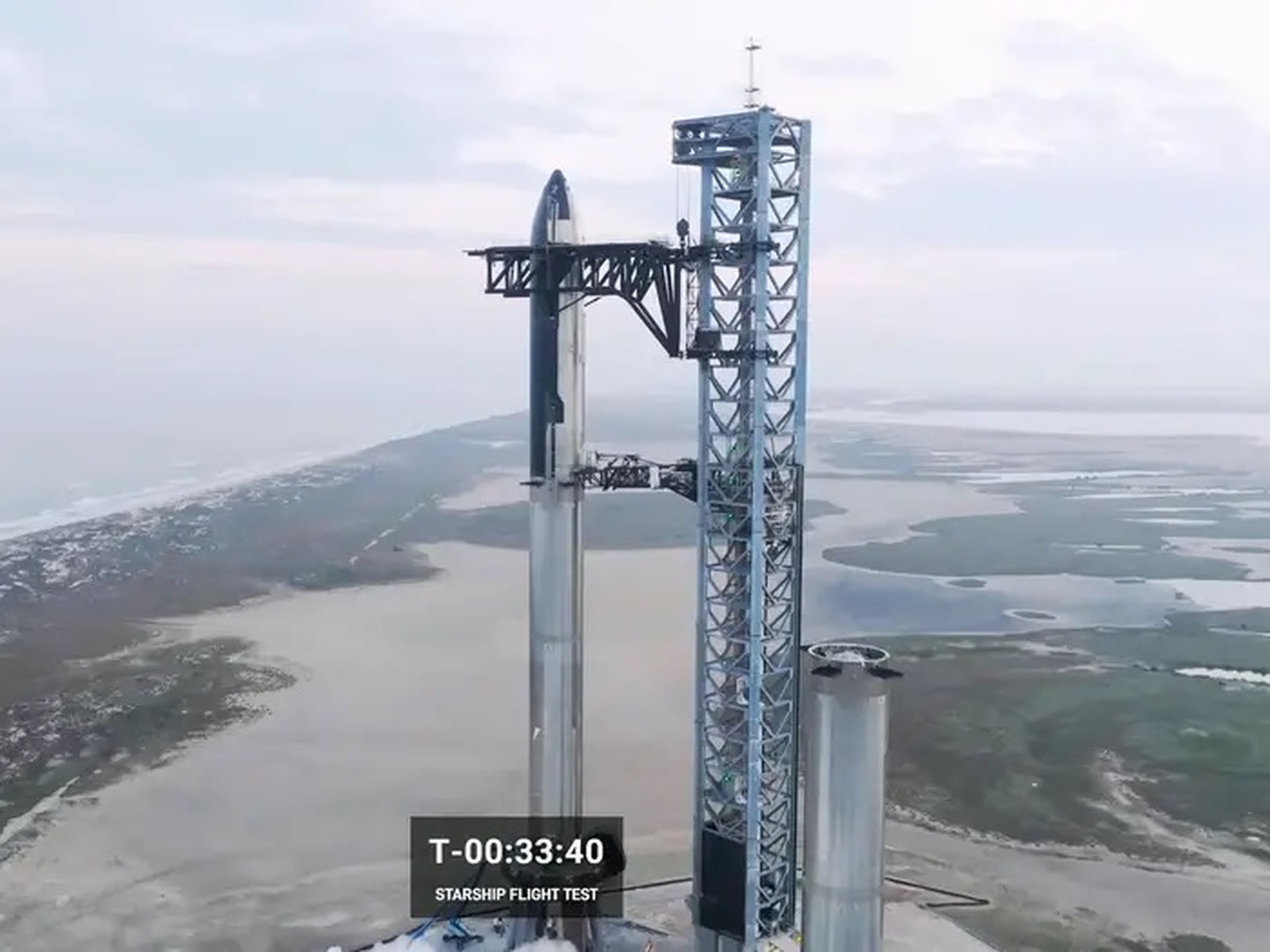 El cohete Starship se muestra aquí a pocos minutos de su primera ventana de lanzamiento.