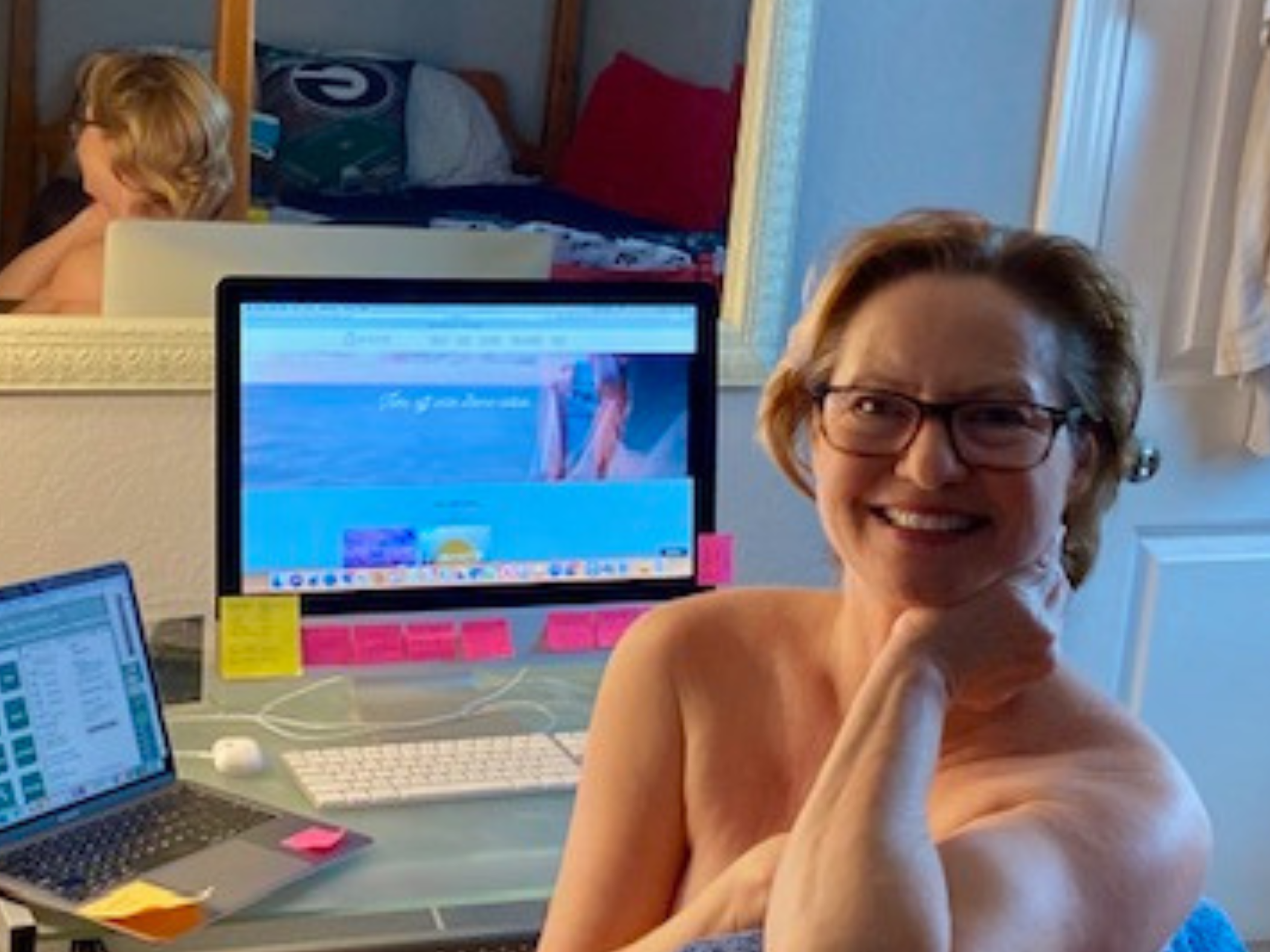 Kat Whitmire es la vicepresidenta de ventas de Bare Necessities, una compañía de cruceros nudistas en los que los huéspedes pueden estar desnudos a bordo.