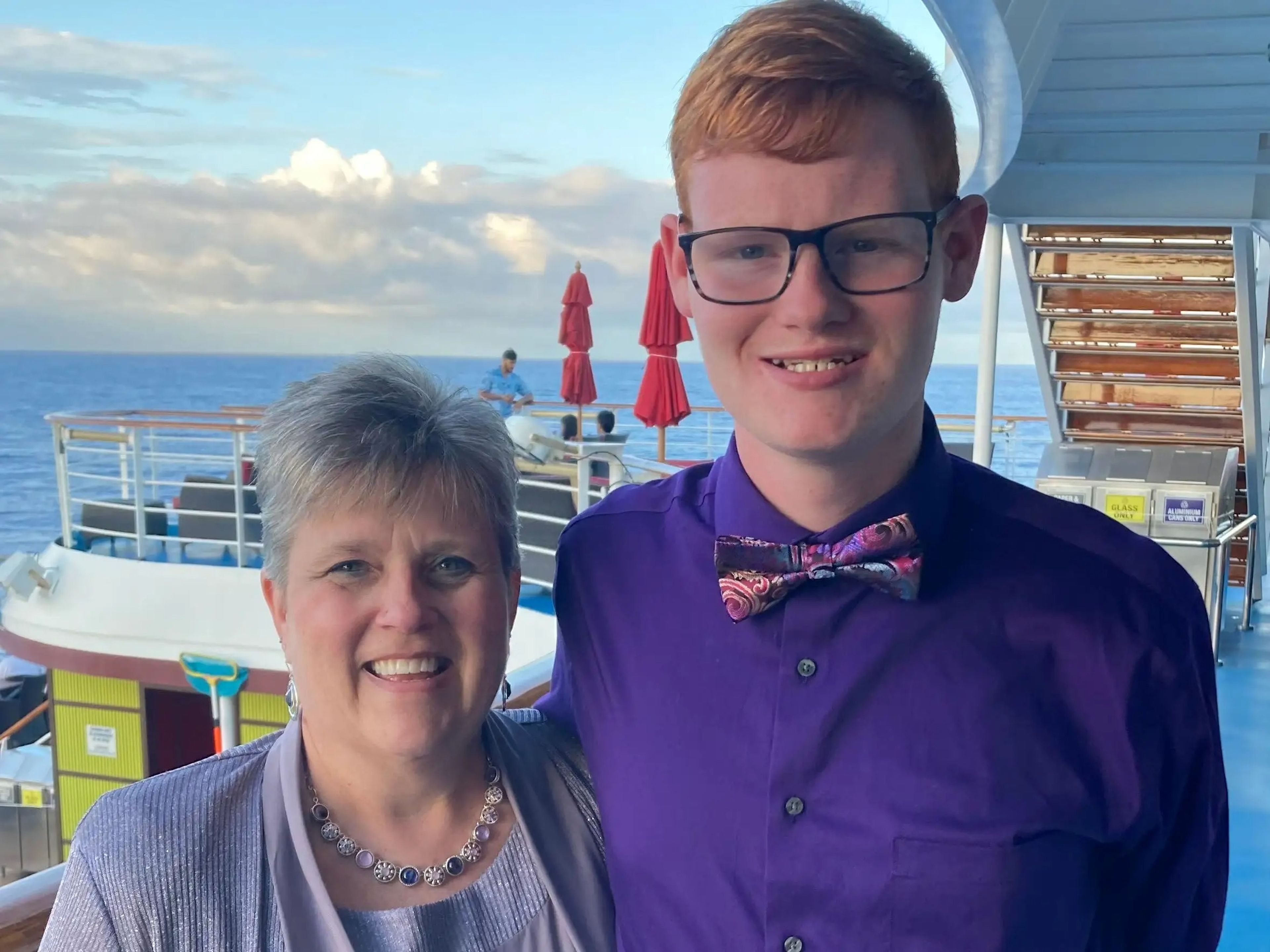 Dee Marks con su hijo, CJ, en un crucero en 2022.