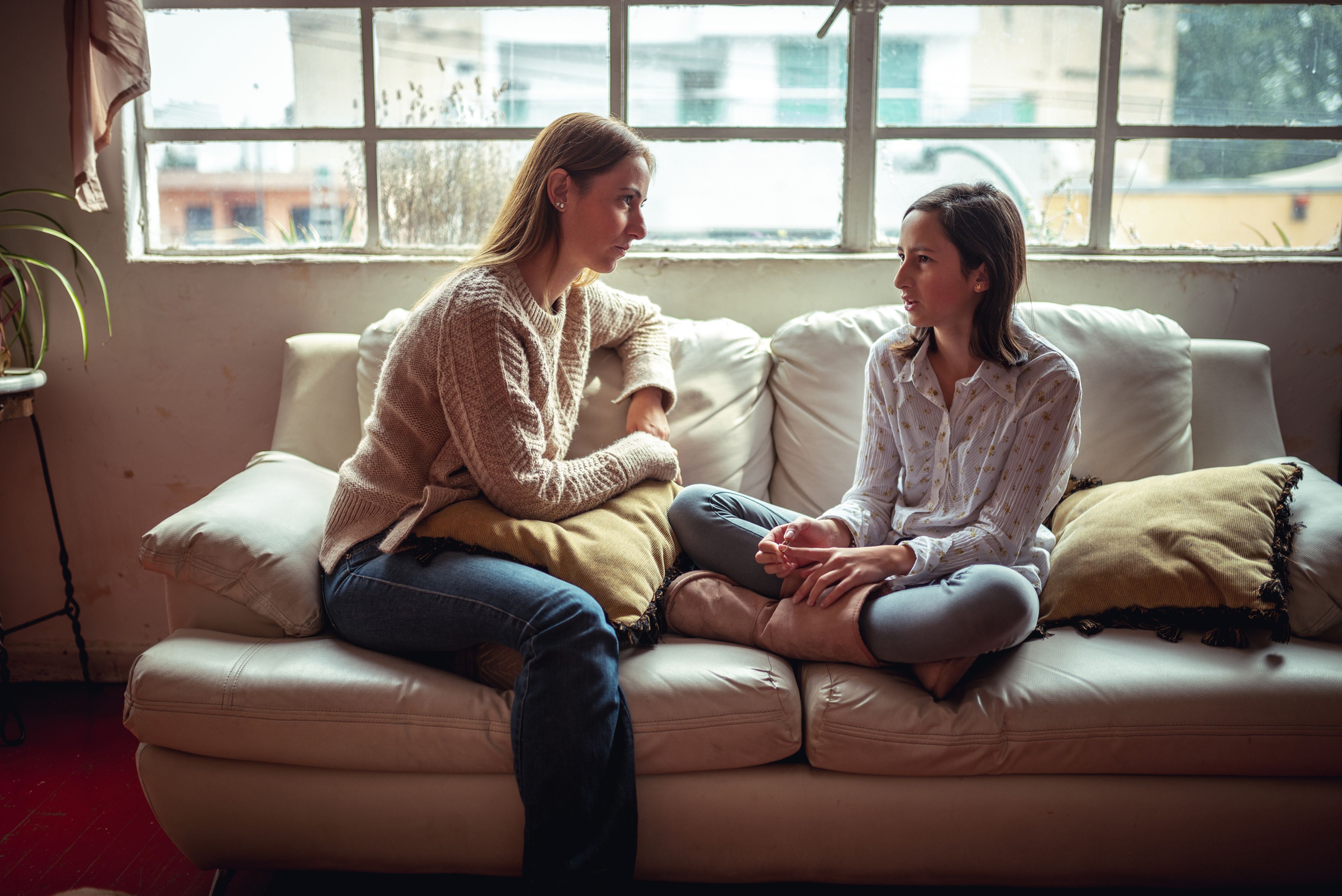 Dos mujeres hablando en el sofá