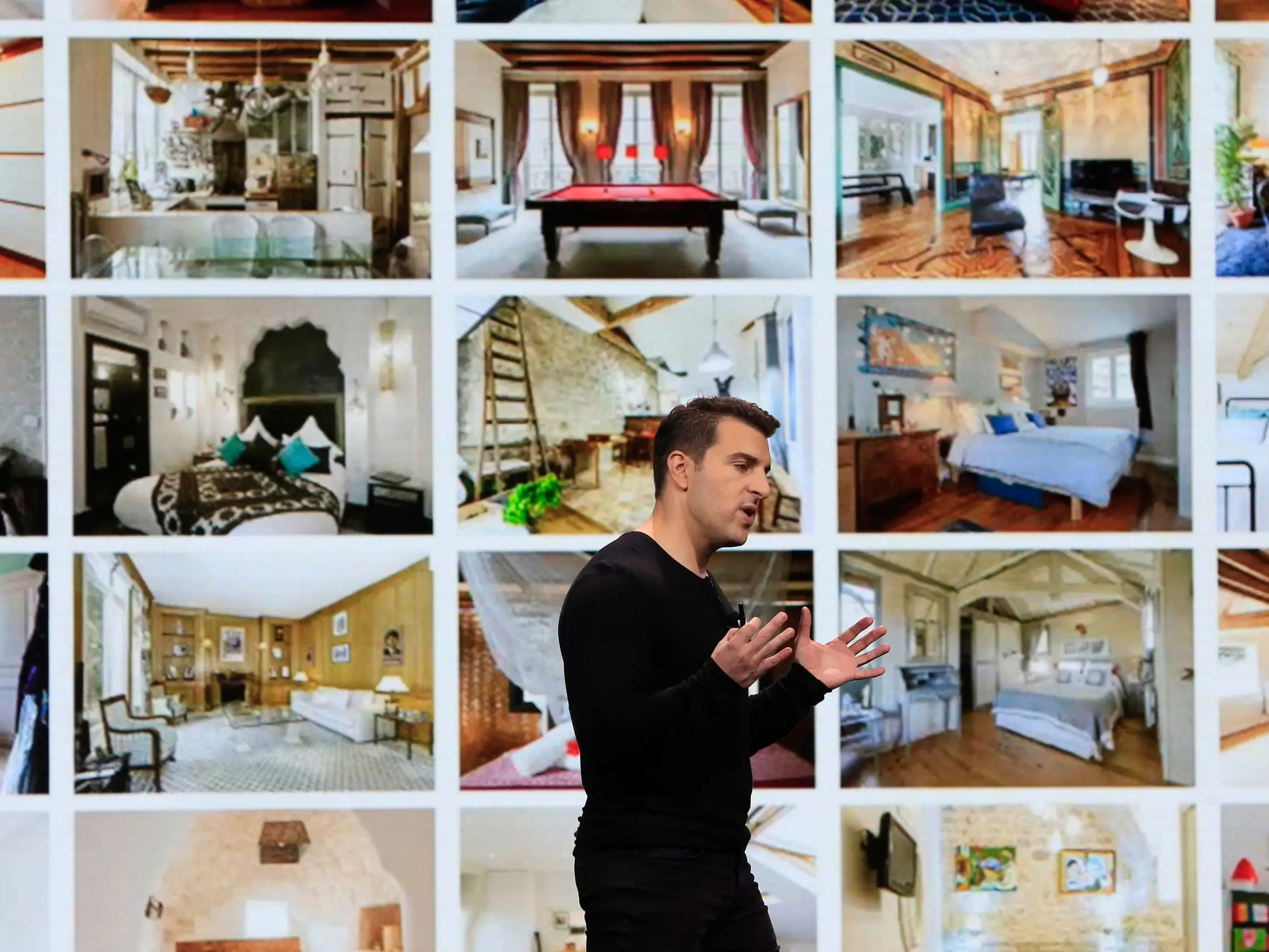 El CEO de Airbnb, Brian Chesky, en el escenario de un evento en 2018 en San Francisco, California.