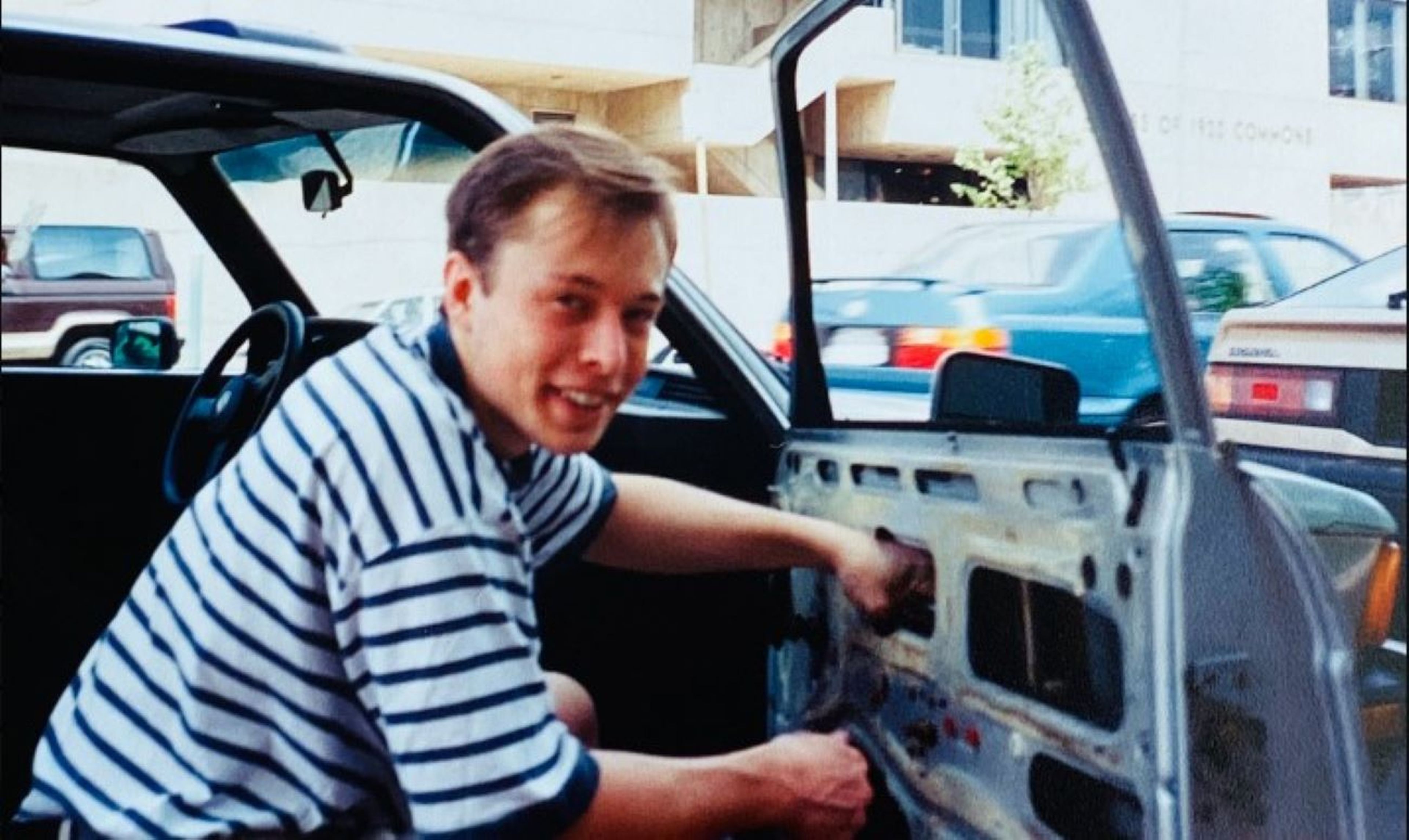 Imagen de Elon Musk en su primer coche, en 1995.