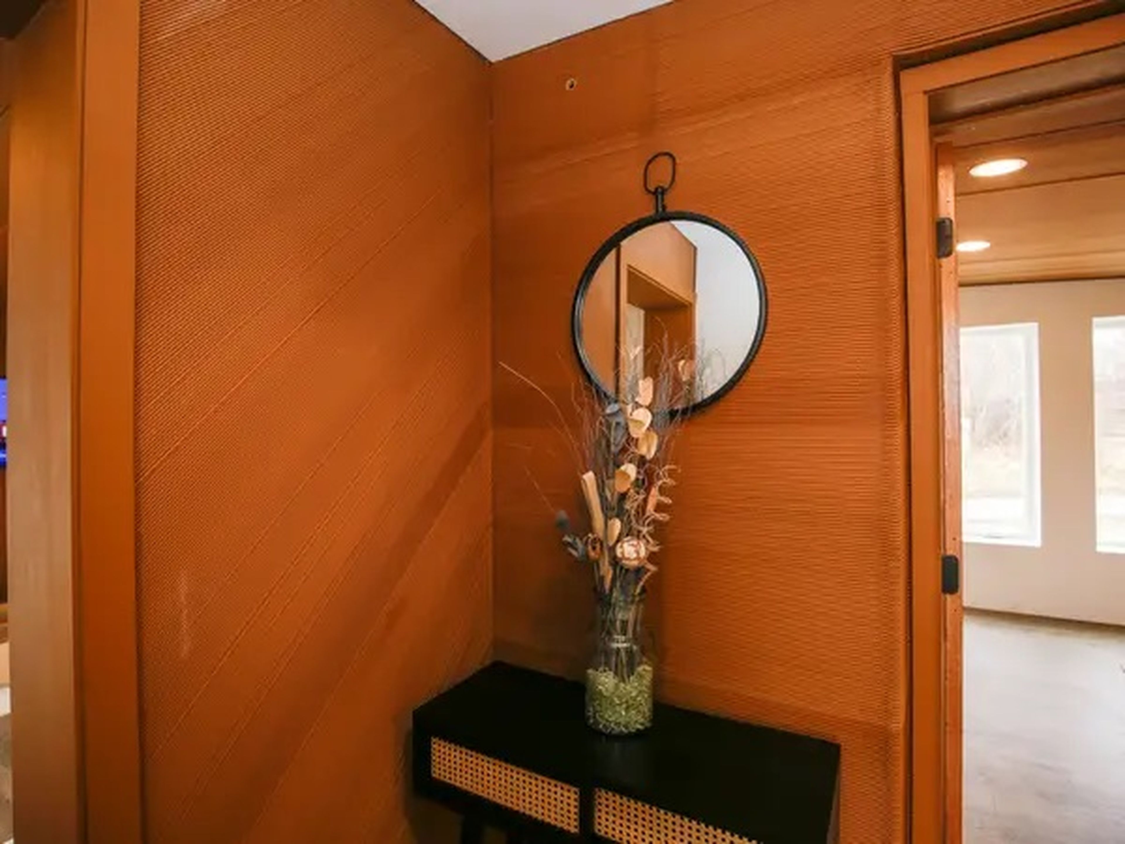 Un florero y un espejo en la casa en 3D.