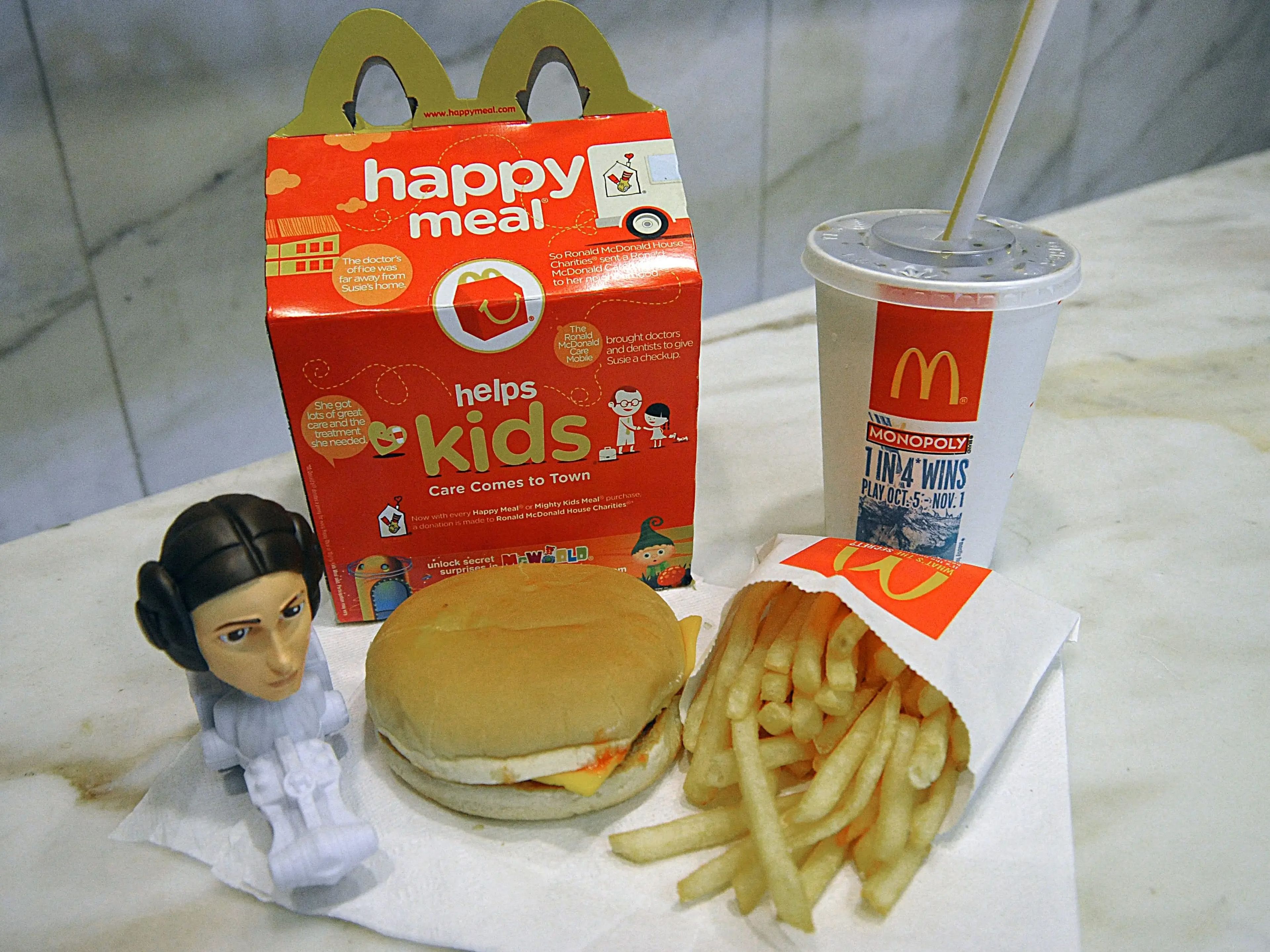 Esta foto del 13 de octubre de 2010 muestra un Happy Meal de McDonald's con un juguete de 'Star Wars'.