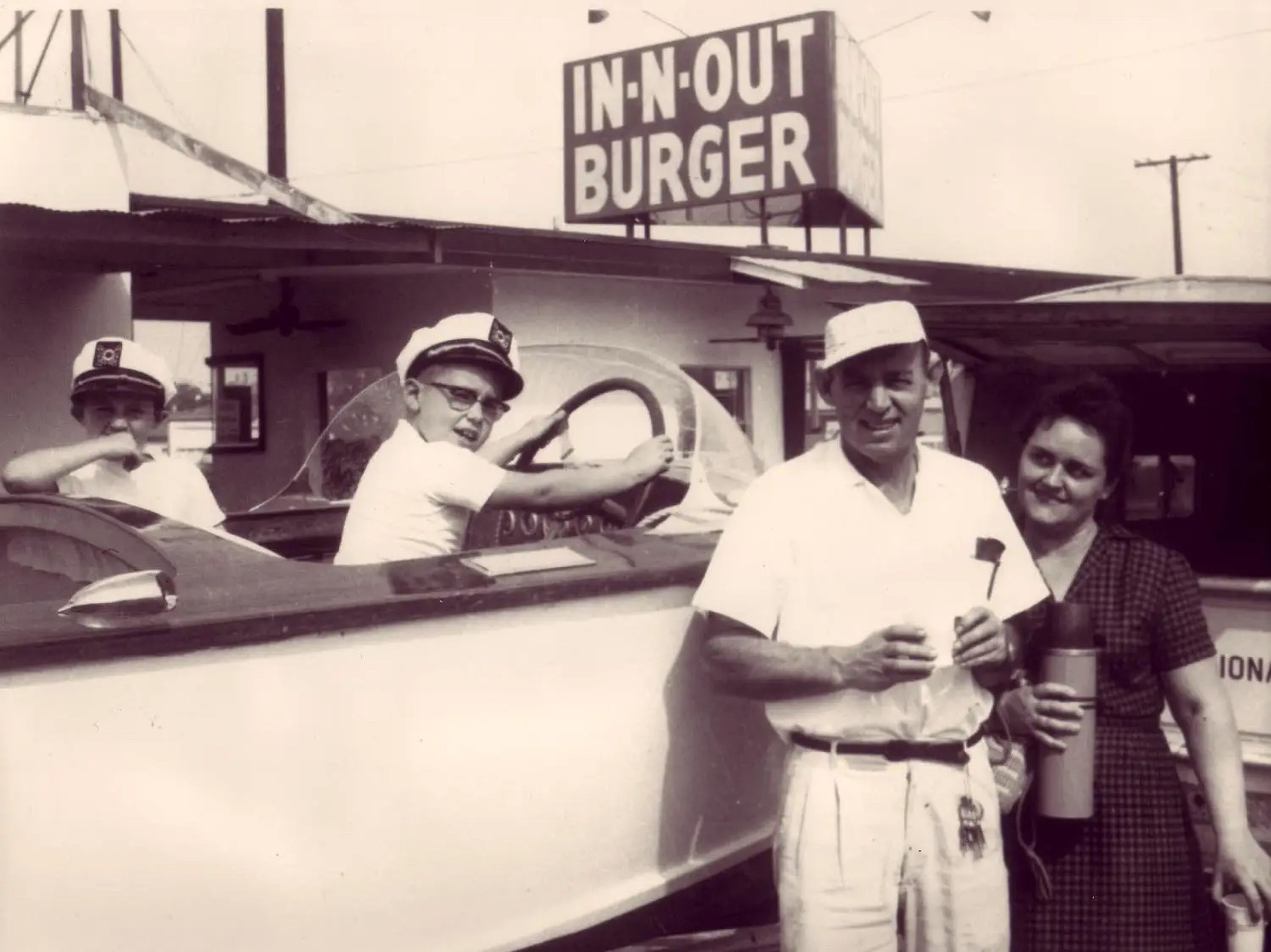 Harry y Esther Snyder, en la foto con sus hijos Rich y Guy, fundaron In-N-Out Burger en 1948.