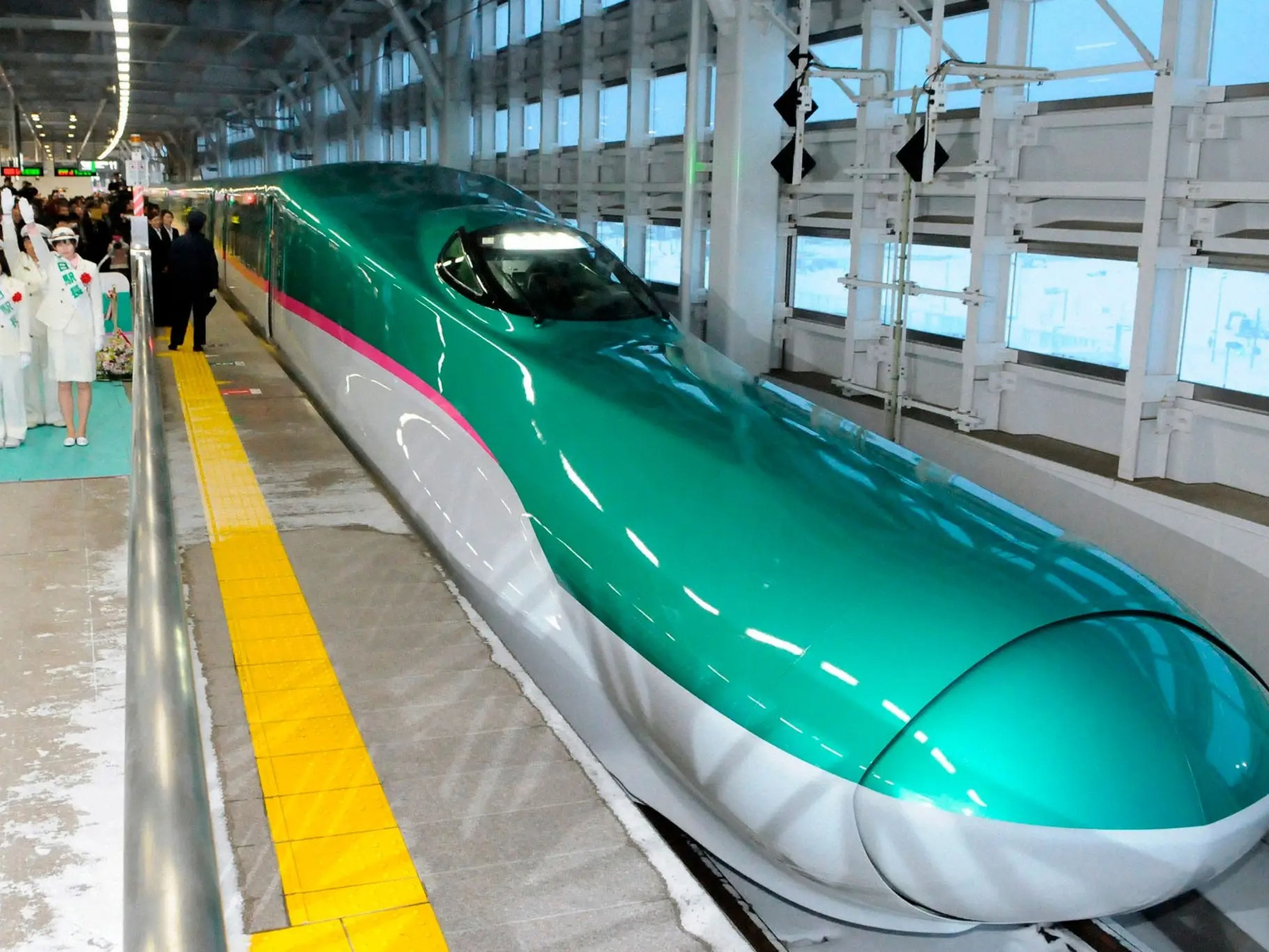 En la imagen, el tren bala Hayabusa. Este tren y el Komachi van hacia el norte y están unidos hasta cierto punto, en que se separan y toman direcciones distintas.