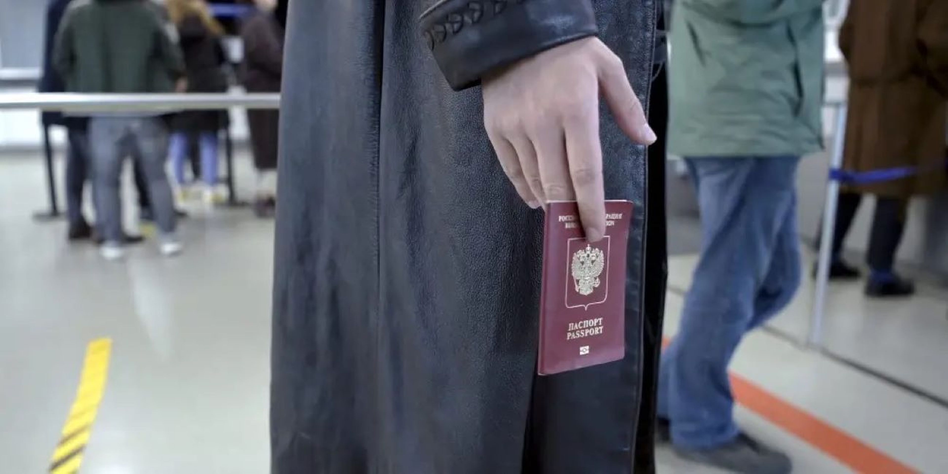 Hombre con pasaporte de Rusia, en un aeropuerto