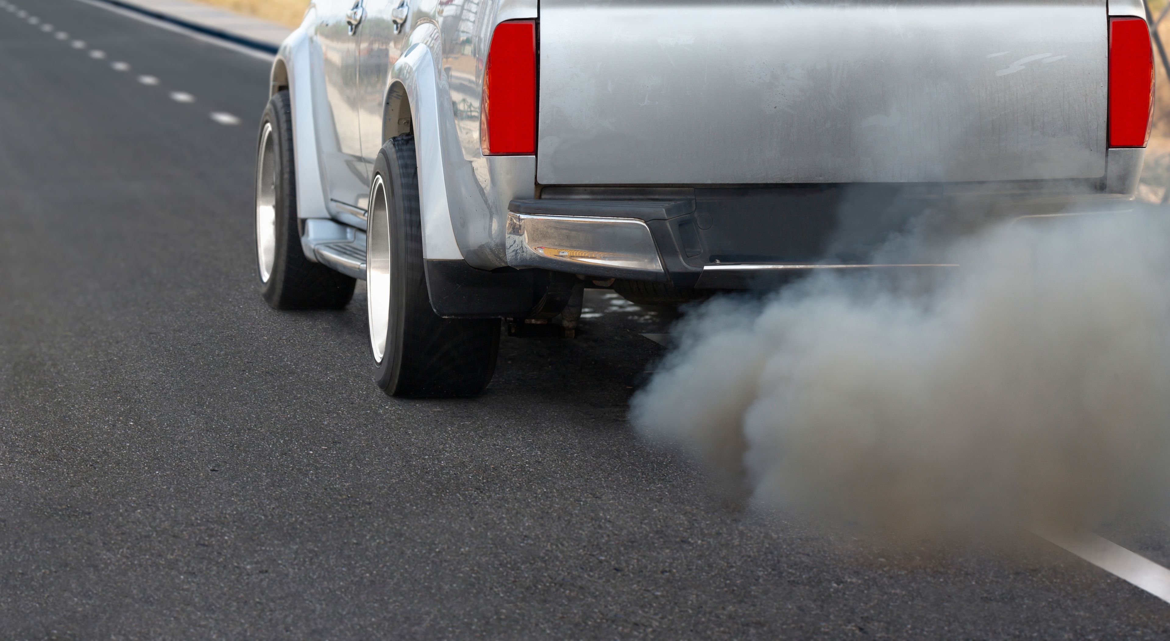 El humo de un coche de combustión.