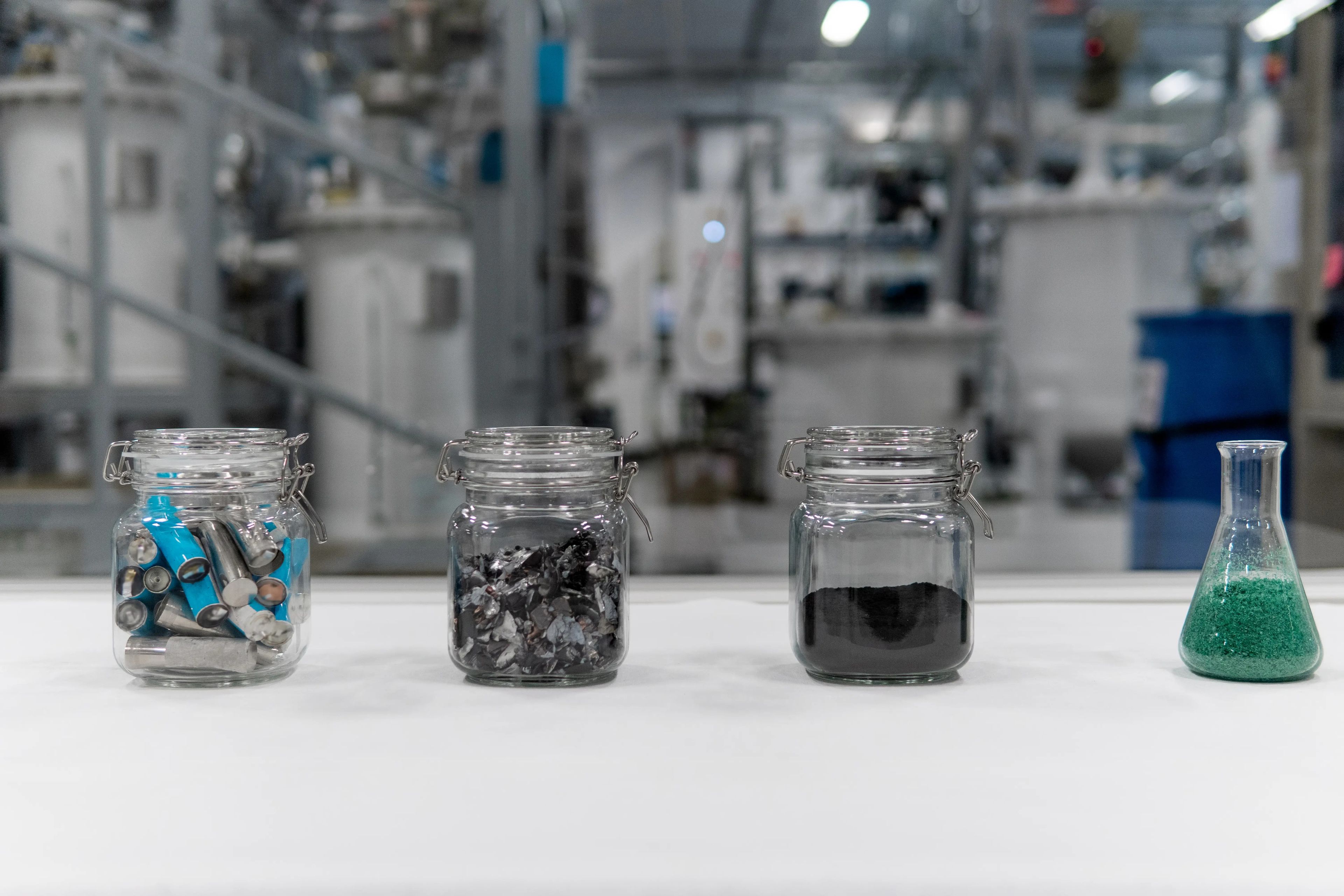 Células cilíndricas; trozos triturados de acero, cobre, aluminio, plástico y masa negra procedentes del reciclado mecánico; masa negra; y una mezcla de sulfatos de níquel, manganeso y cobalto.