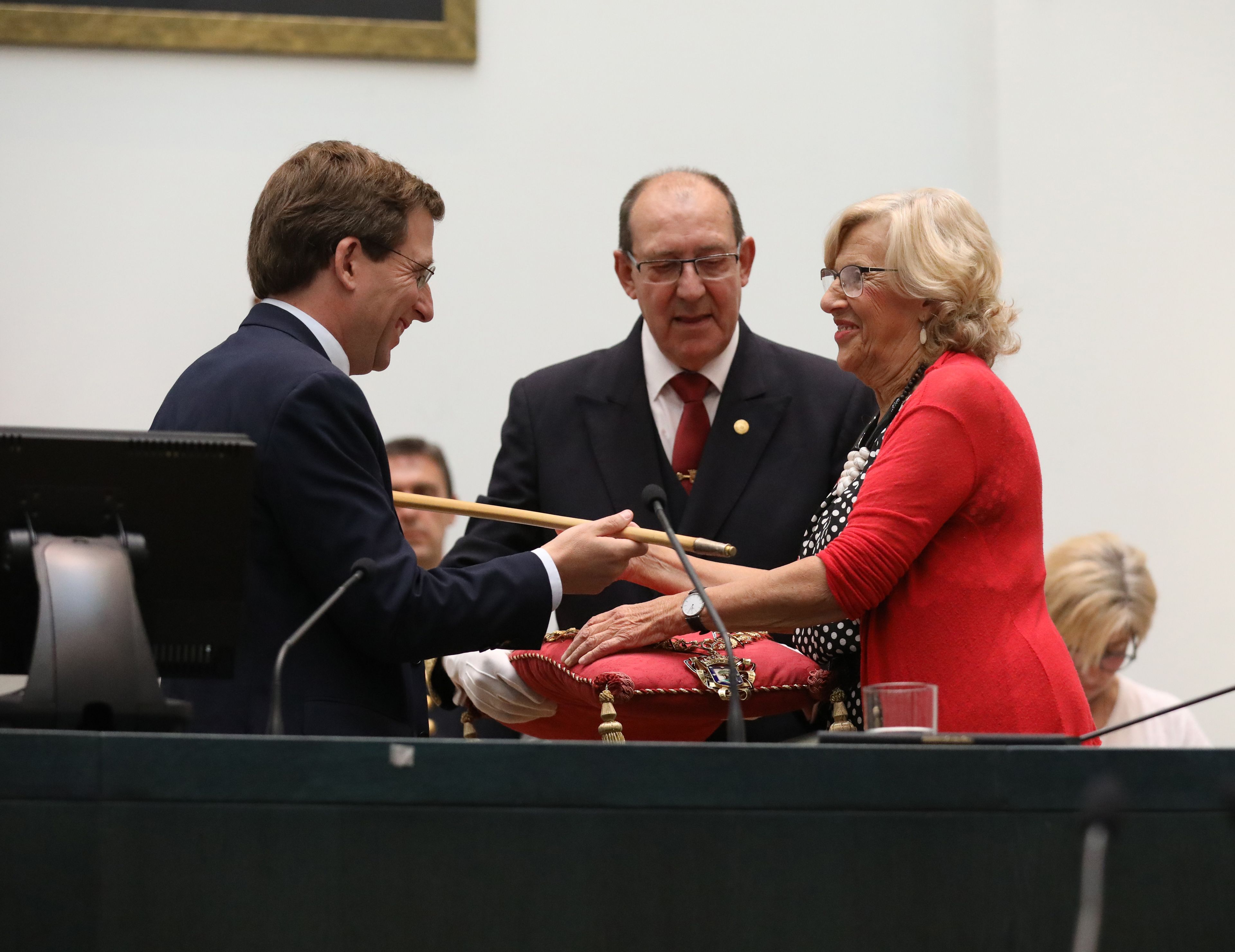 José Luis Martínez-Almeida recibe el bastón de mando como alcalde de Madrid de la exalcaldesa Manuela Carmena. 