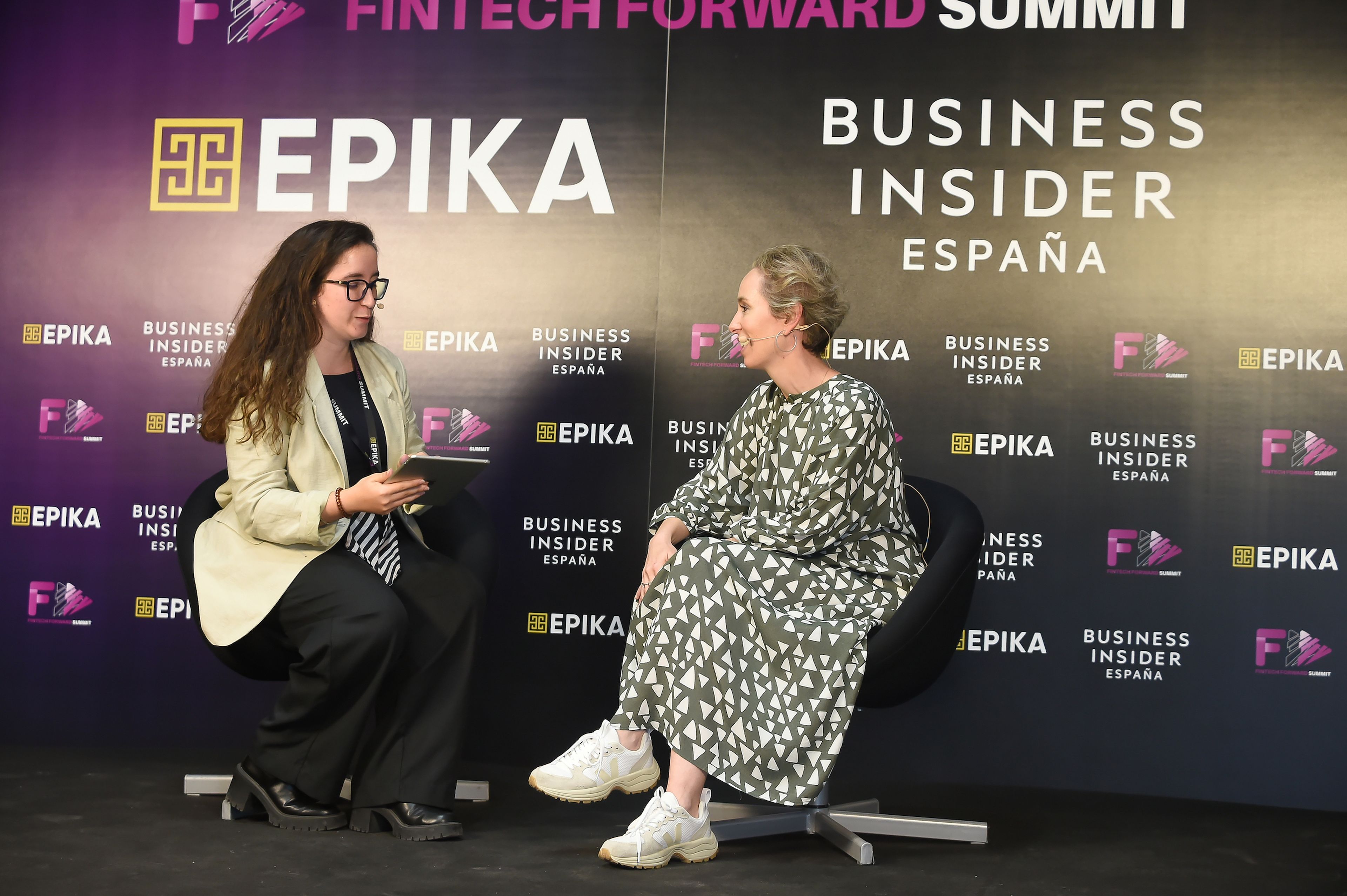 Kamila Barca, editora de Finanzas Personales de 'Business Insider España', entrevistando a Eva Ruiz, responsable de tecnología financiera de Visa para el sur de Europa.