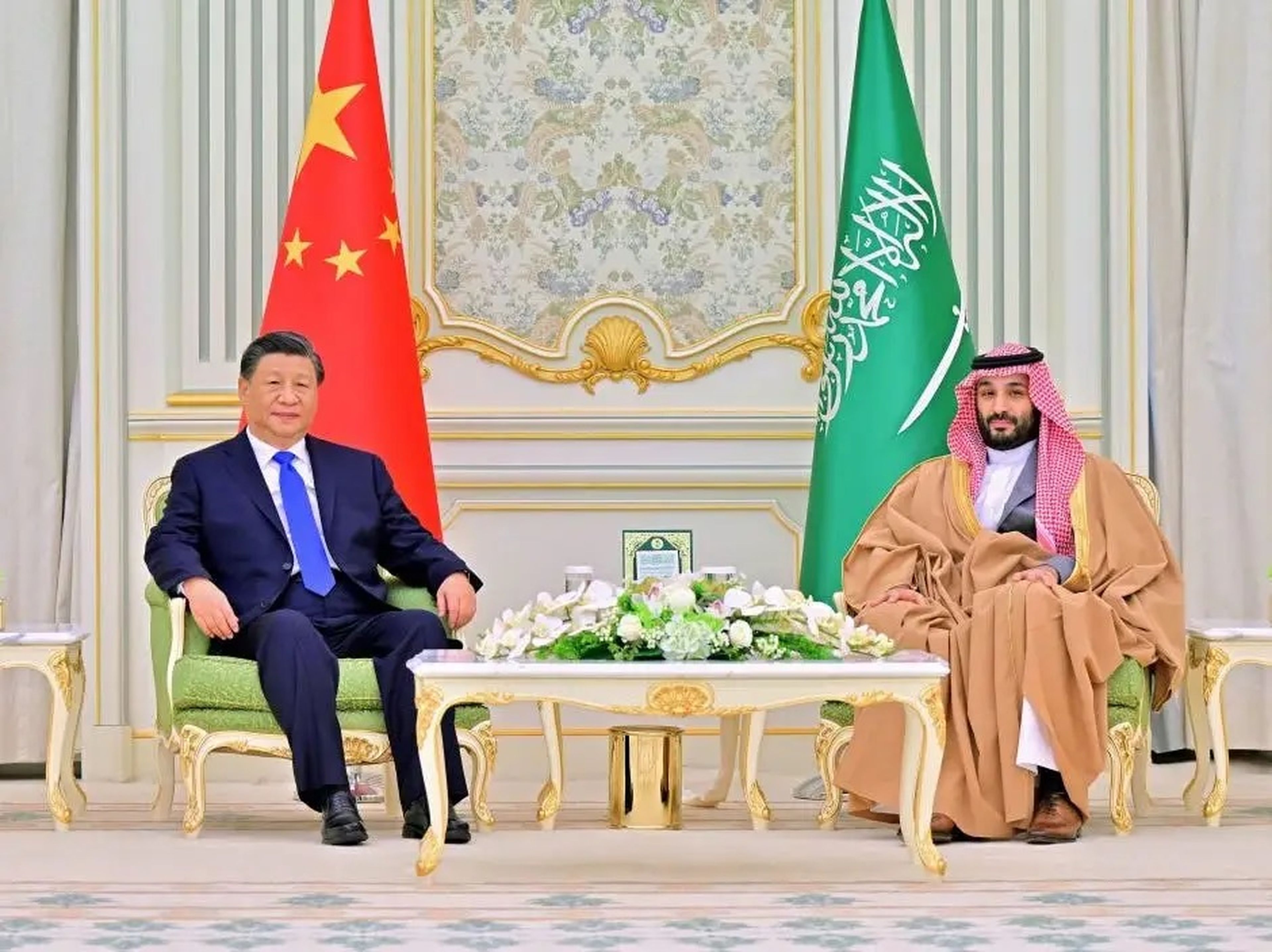 El líder chino Xi Jinping conversando con el príncipe heredero saudí Mohammed bin Salman en el palacio real de Riad, Arabia Saudí, el 8 de diciembre de 2022.
