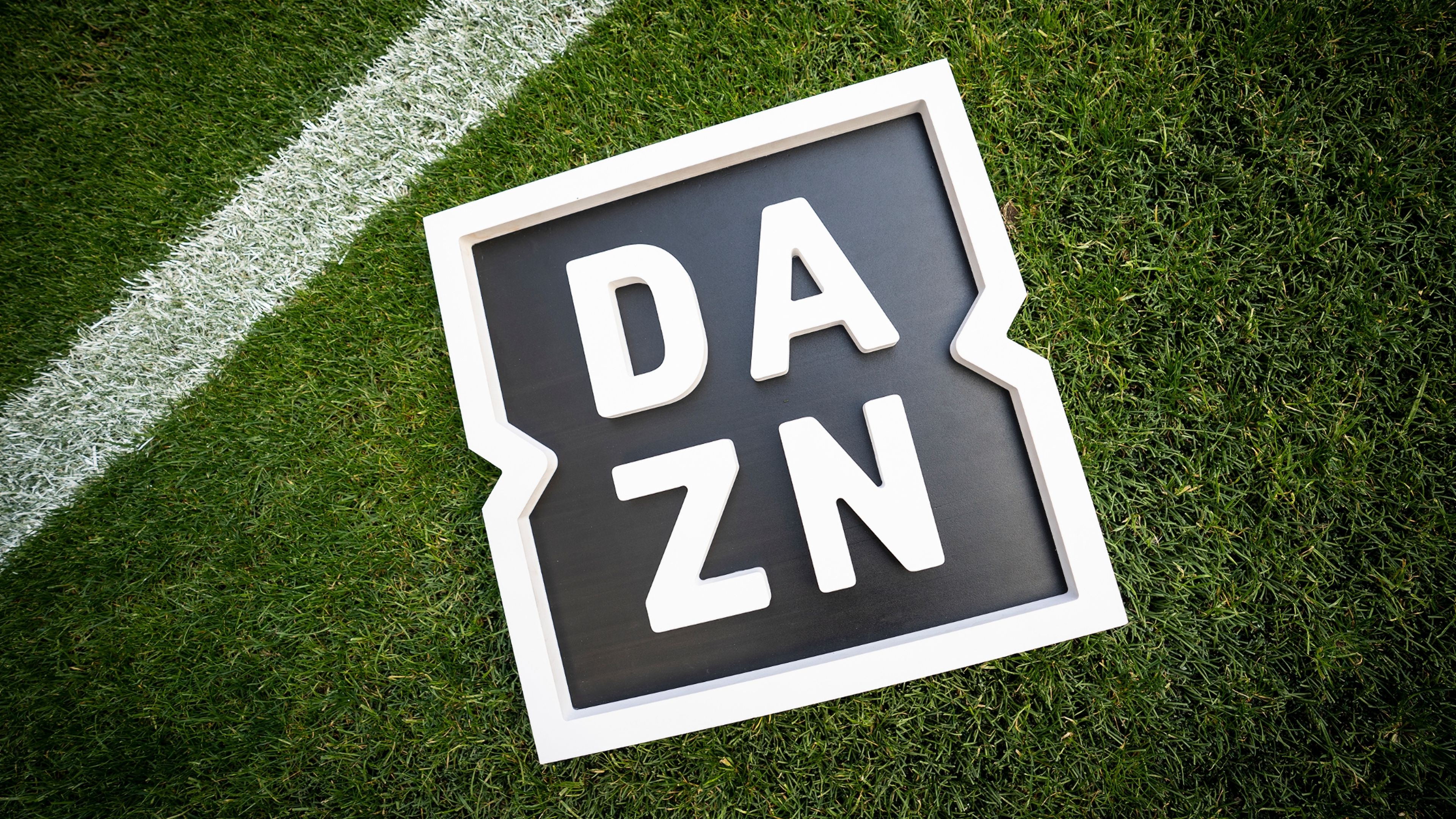 Logo de DAZN en un campo de fútbol
