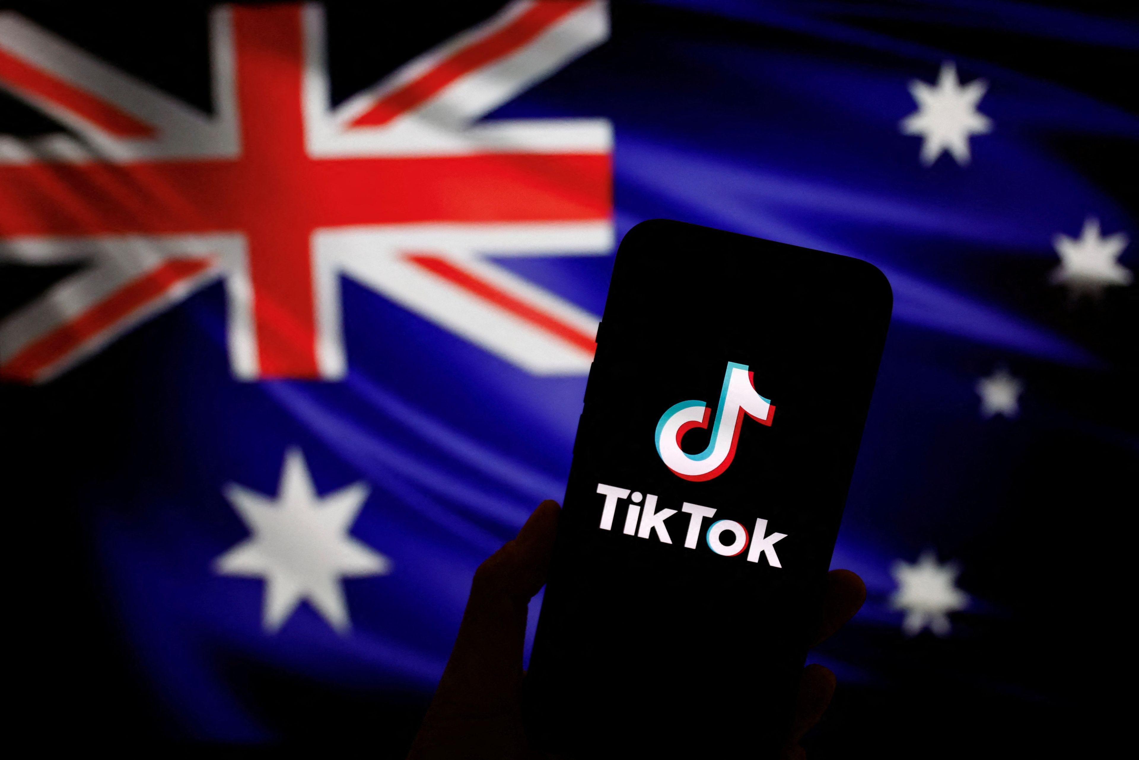 El logo de TikTok al lado de una bandera australiana