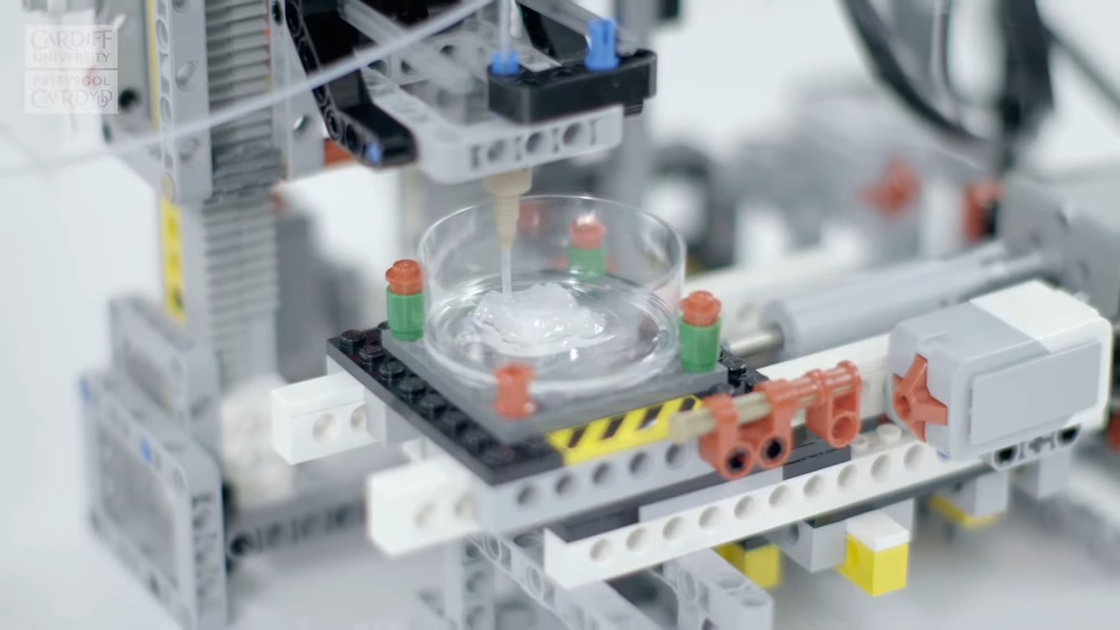 Máquina de Lego que imprime piel