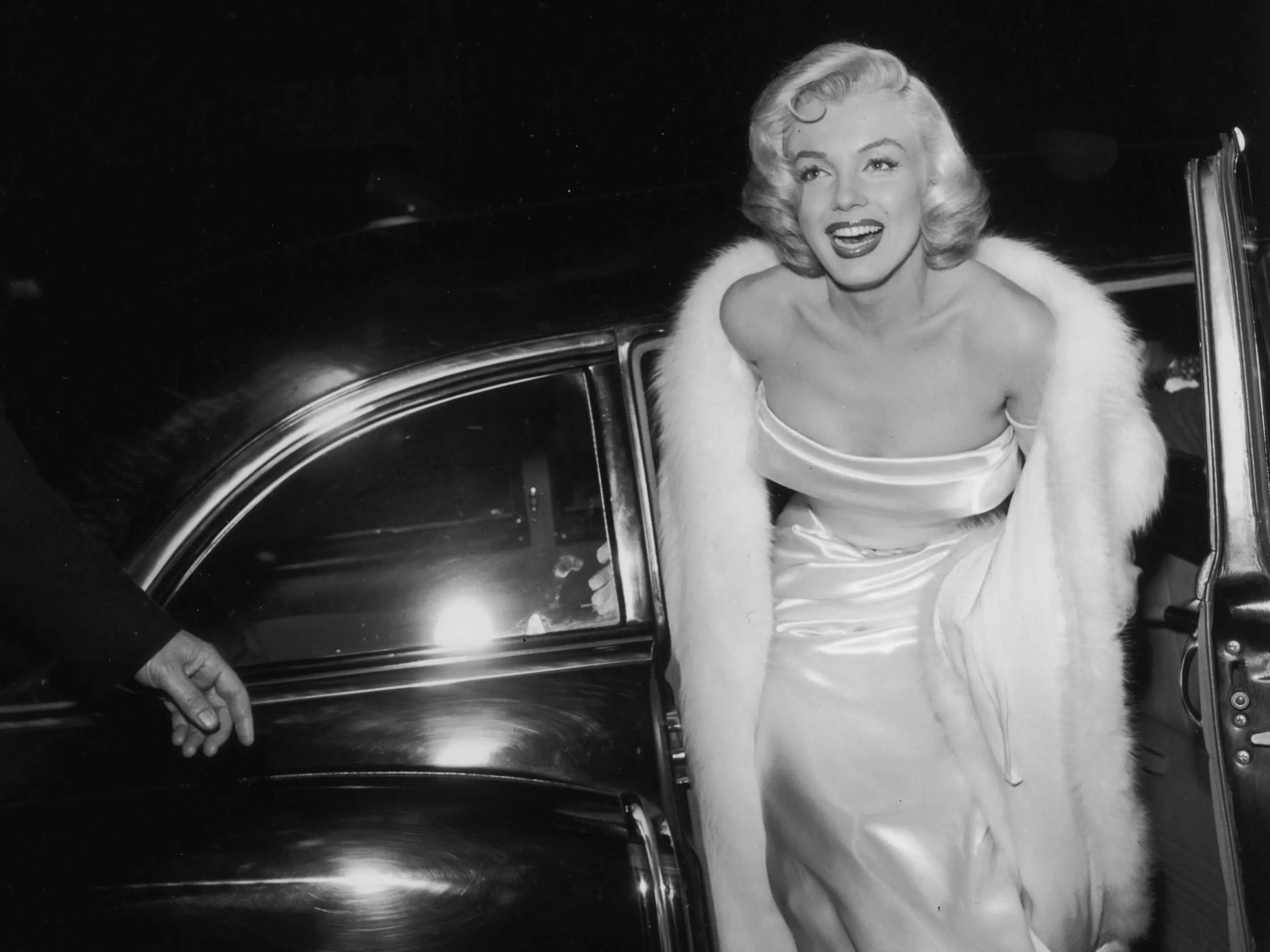 Marilyn Monroe, actriz estadounidense, saliendo de un coche.