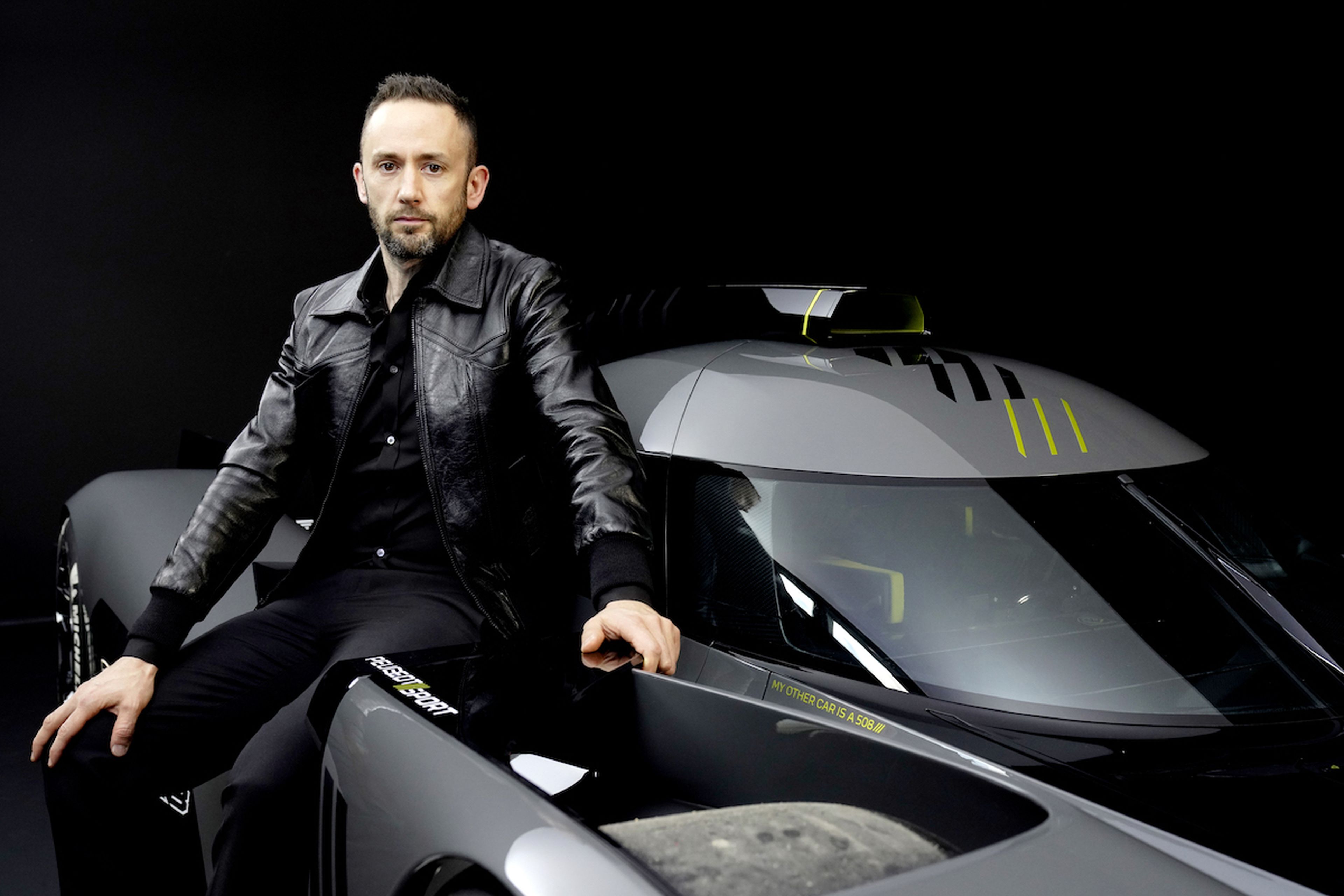 Matthias Hossann, director de diseño de Peugeot, junto a uno de los coches de la marca.