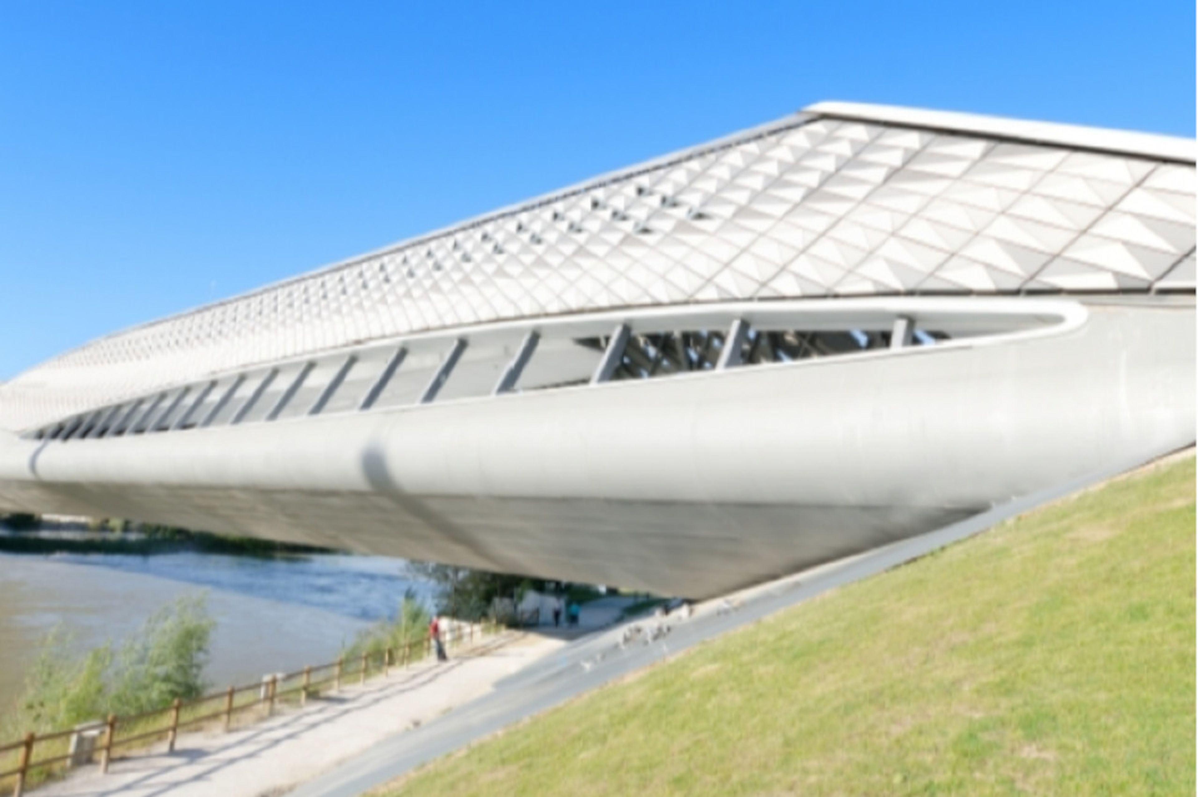 El espectacular puente Zaha Hadid, sobre el río Ebro y que alberga Mobility City