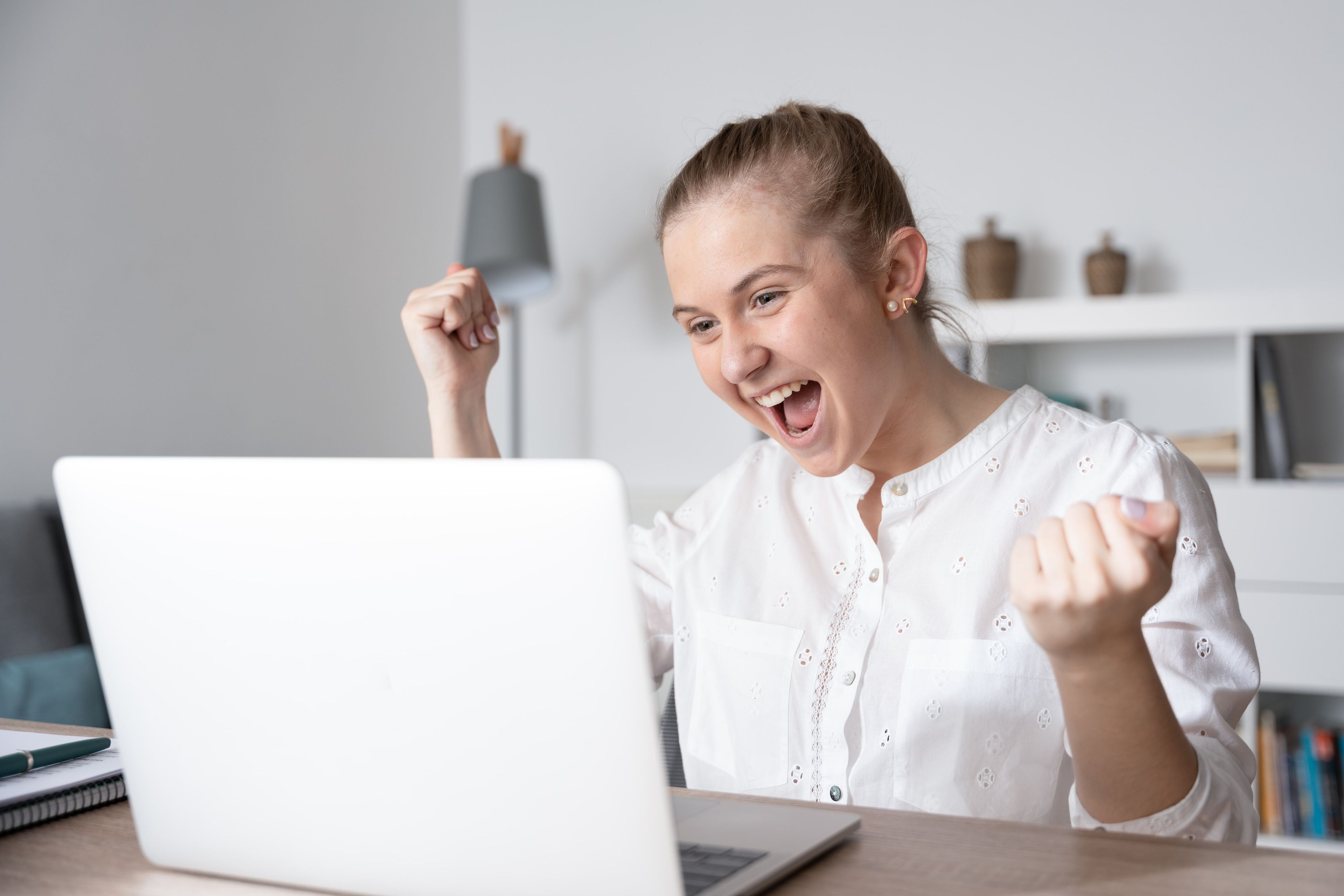 Mujer feliz frente al ordenador