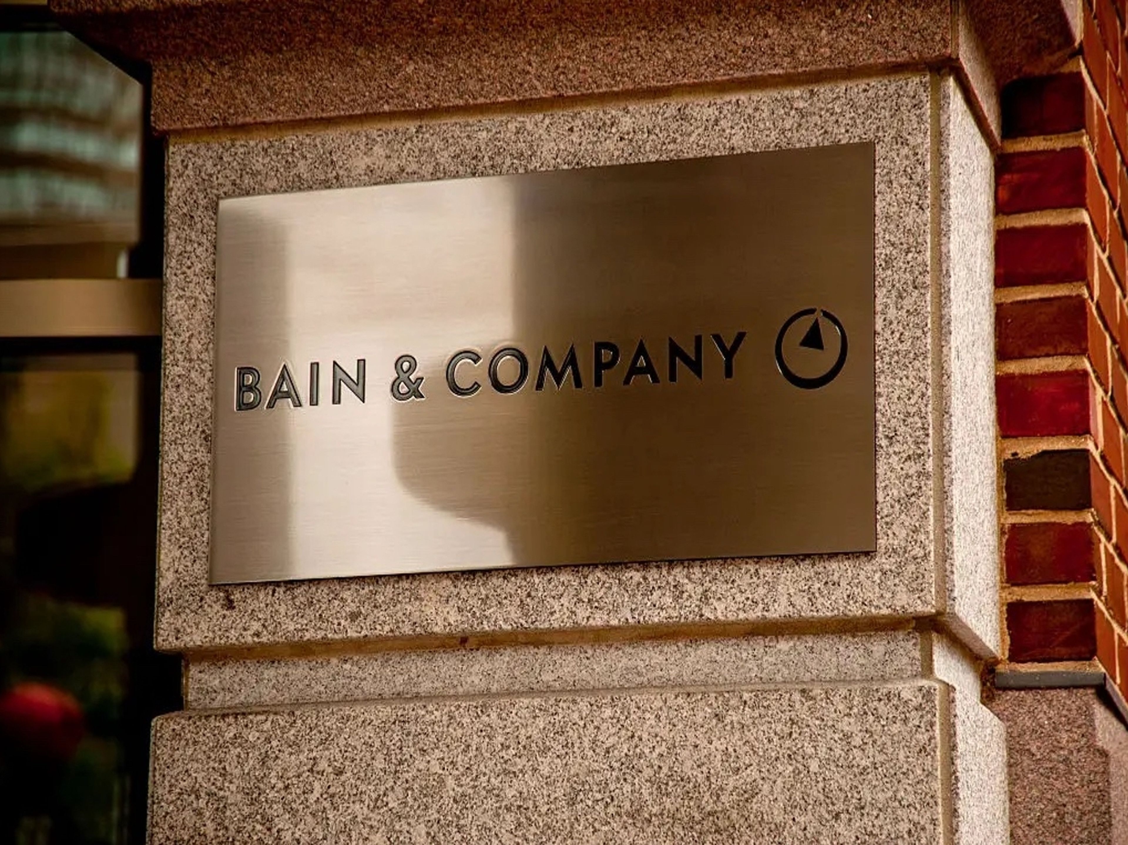 Al parecer, Bain está ofreciendo a los nuevos MBA decenas de miles de dólares para retrasar su incorporación a la consultora.