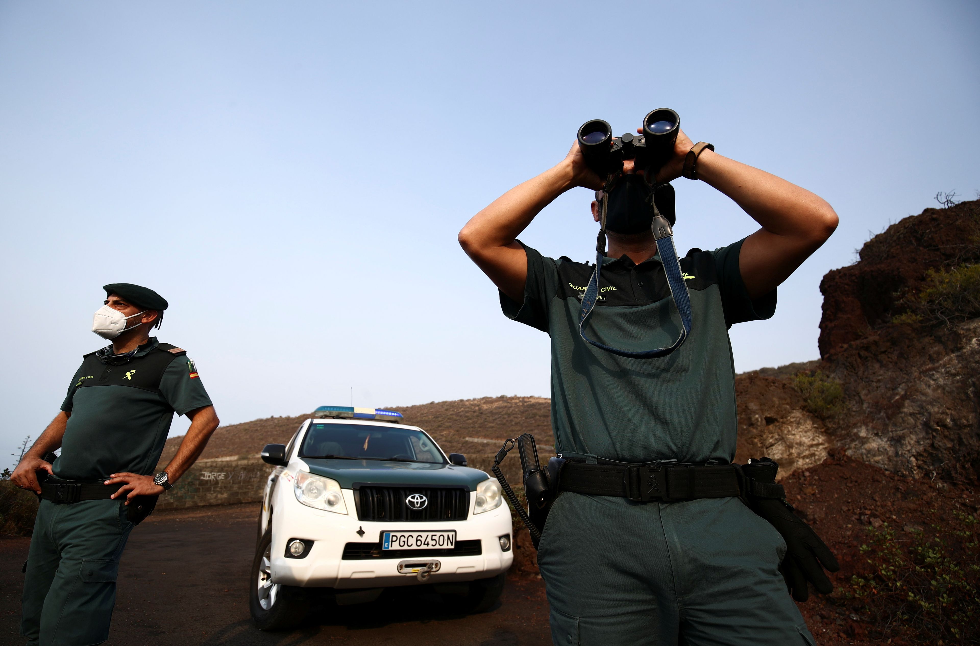 Una patrulla de la Guardia Civil avista la erupción del volcán en La Palma en 2021.