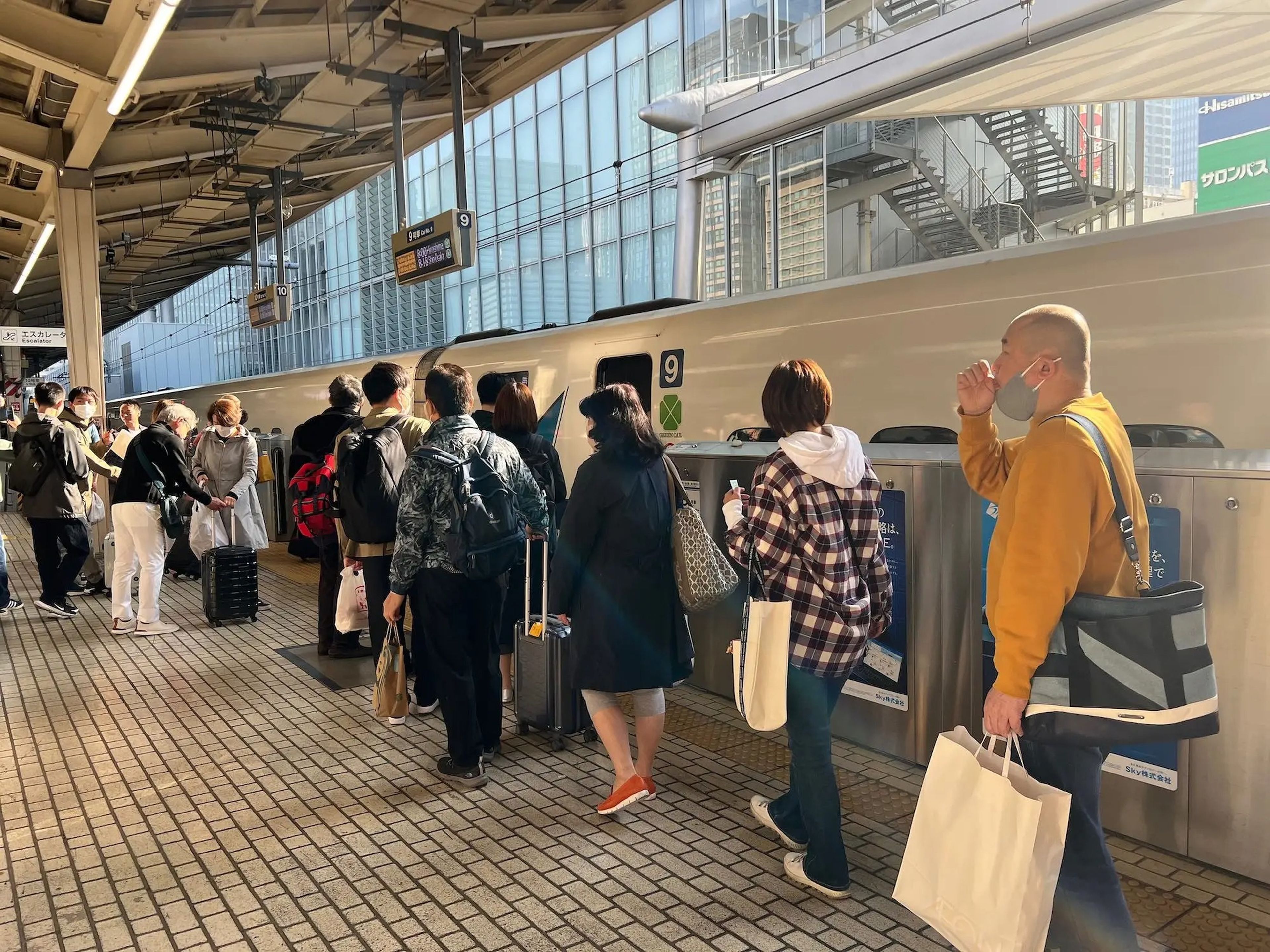 Gente esperando para subir al tren Shinkansen en Tokio.