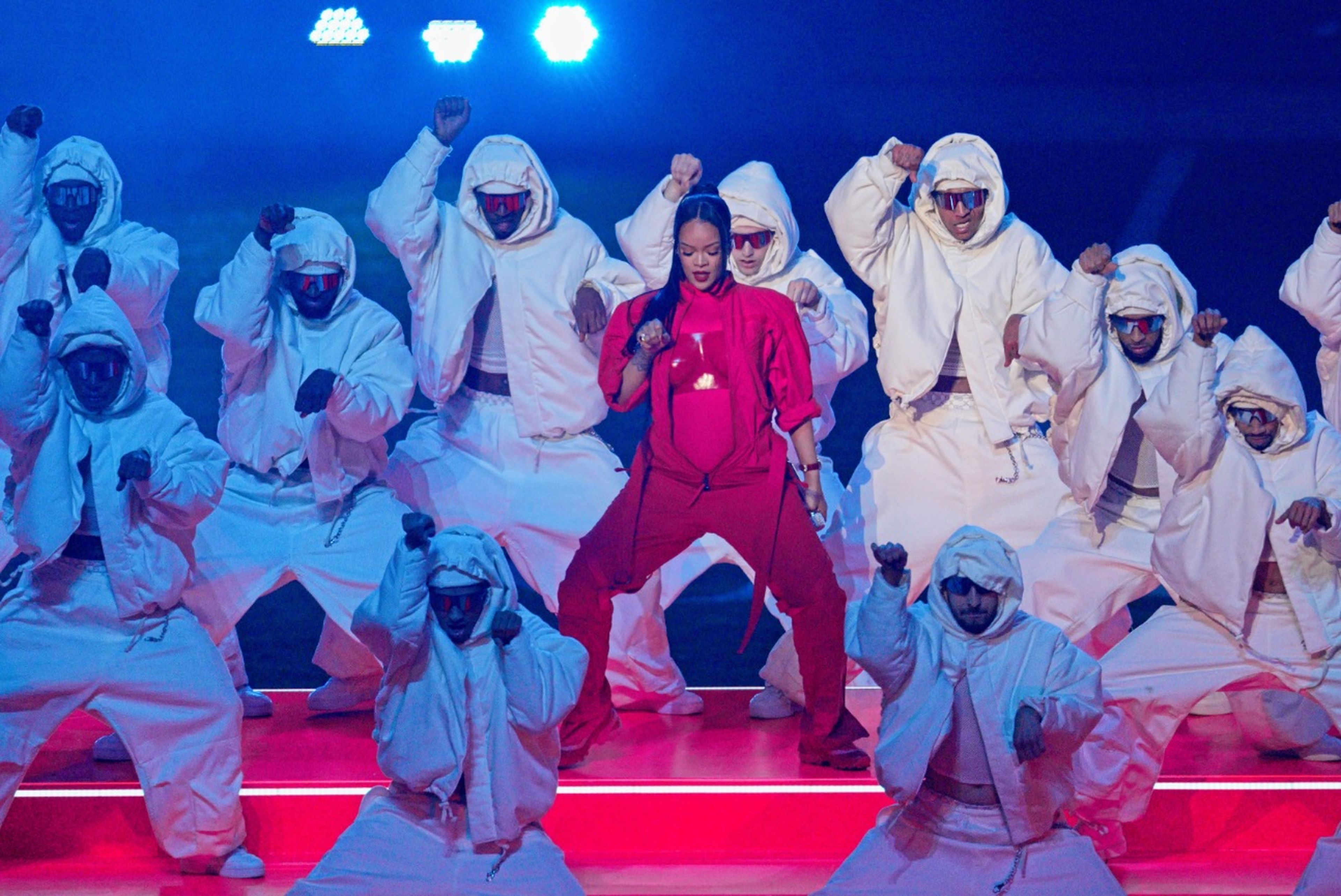 Rihanna actúa en el espectáculo del descanso de la Super Bowl con sus bailarines.