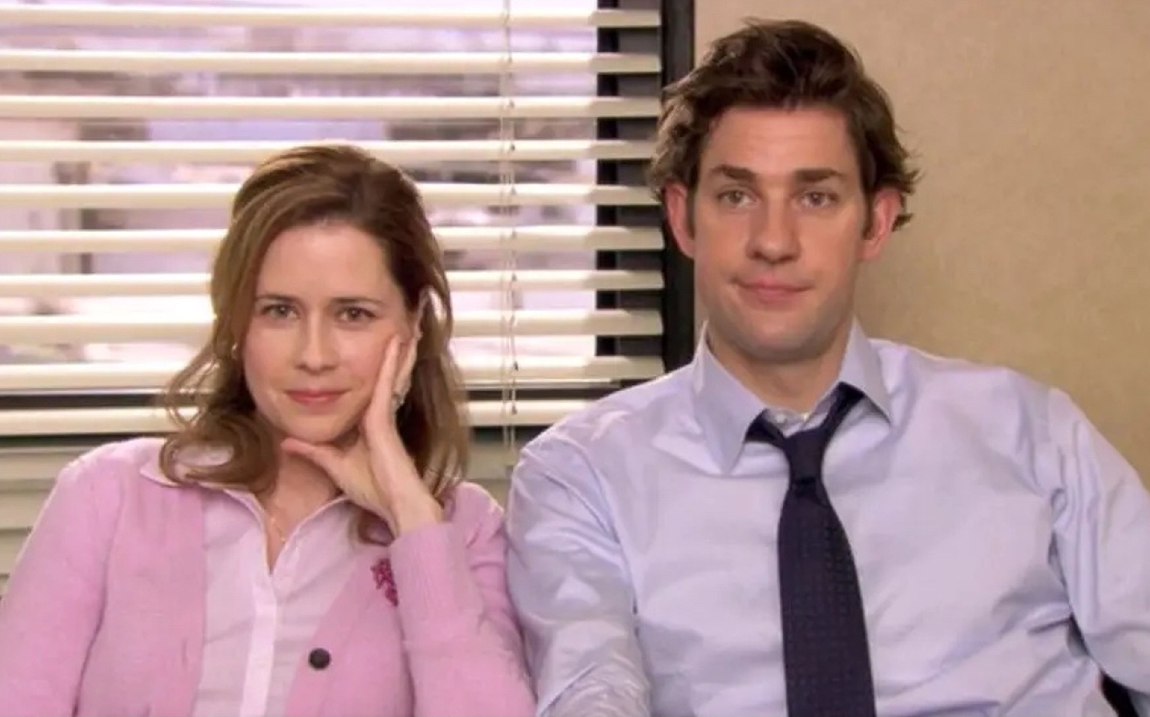 En la serie 'the Office', Jim y Pam son 'cónyuges de trabajo' hasta que finalmente se acaban casando de verdad.
