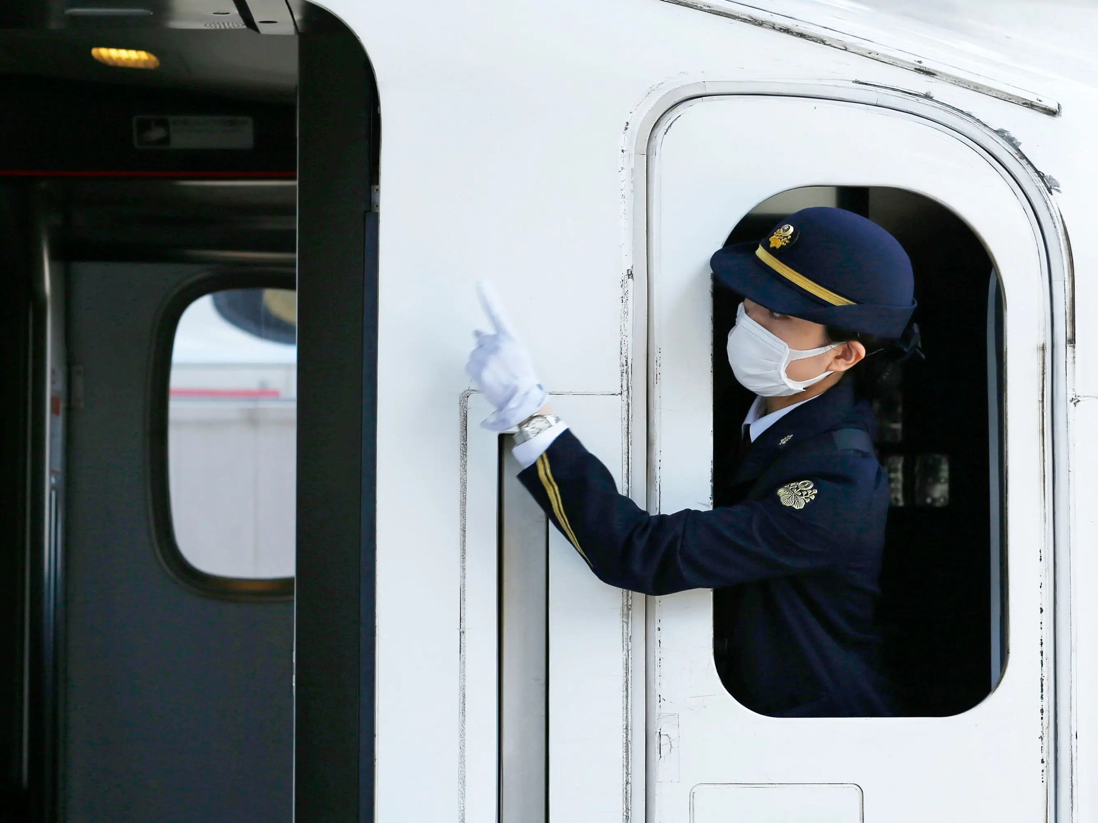 Una conductora de tren bala Shinkansen en Japón.