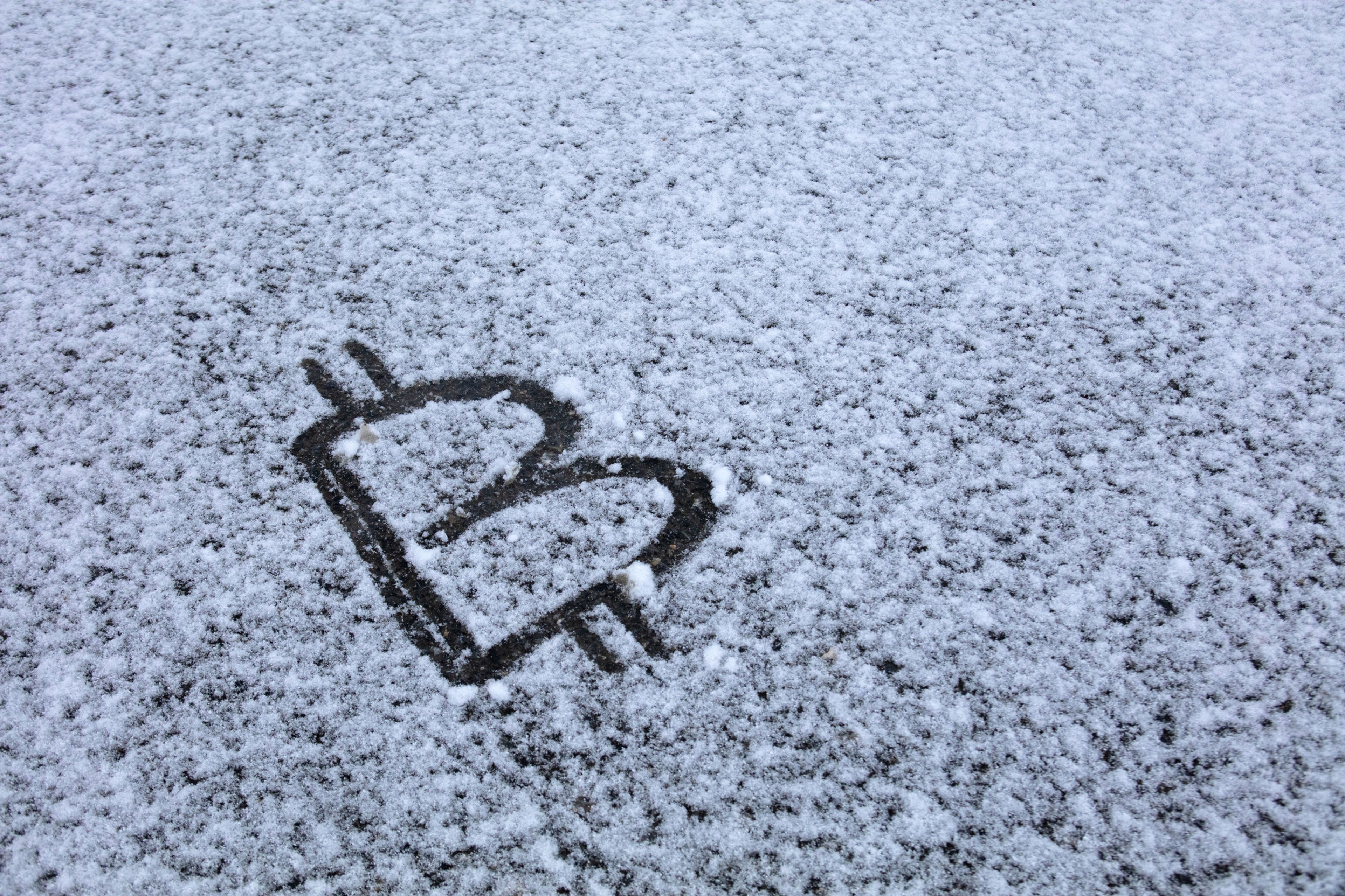 El símbolo de bitcoin marcado en la nieve.