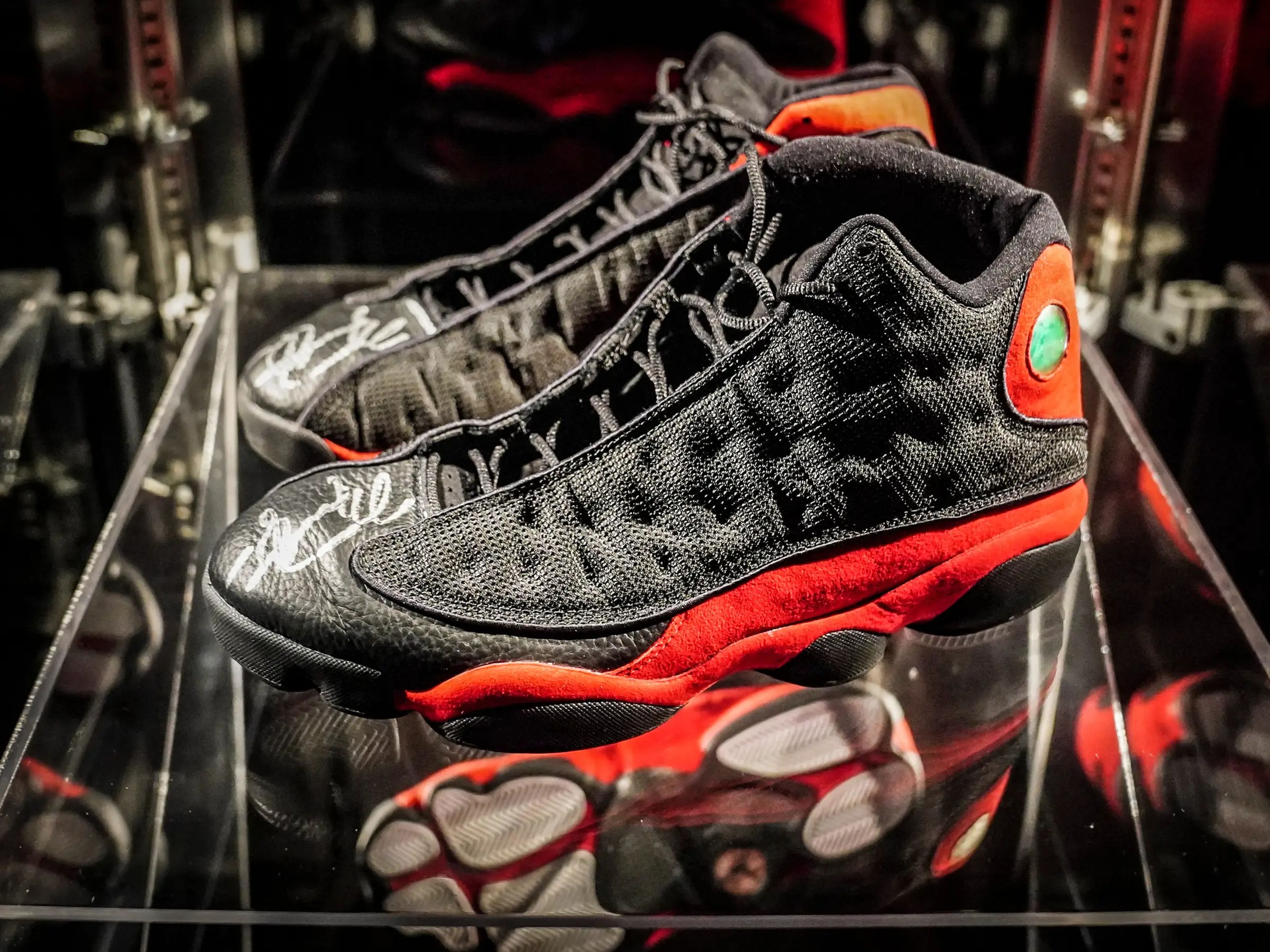 Las zapatillas que Michael Jordan llevó durante las finales de la NBA de 1998 se vendieron por 2,2 millones de dólares, estableciendo un nuevo récord mundial.
