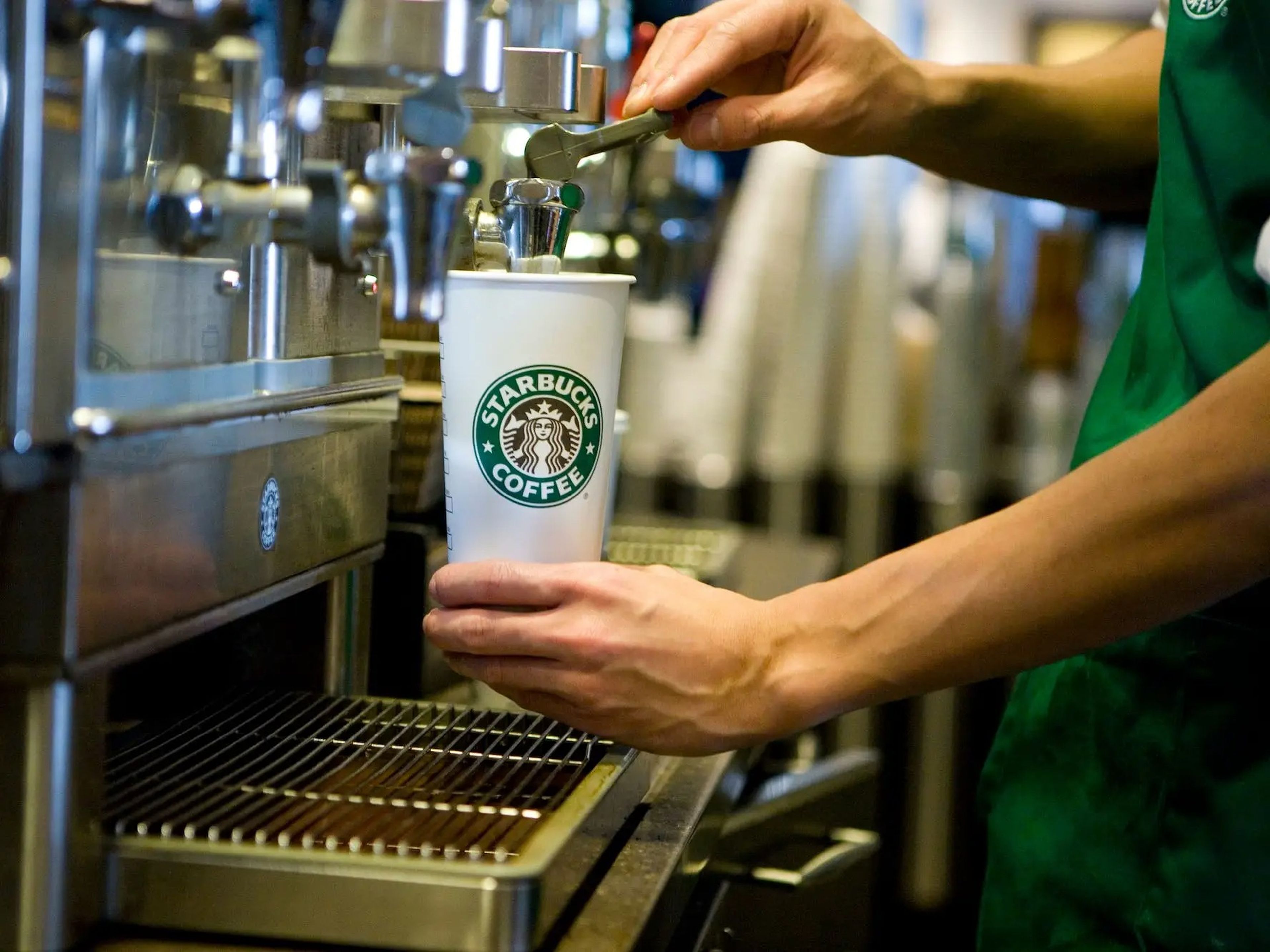 Un empleado de Starbucks prepara un café en una de las cafeterías de Nueva York.