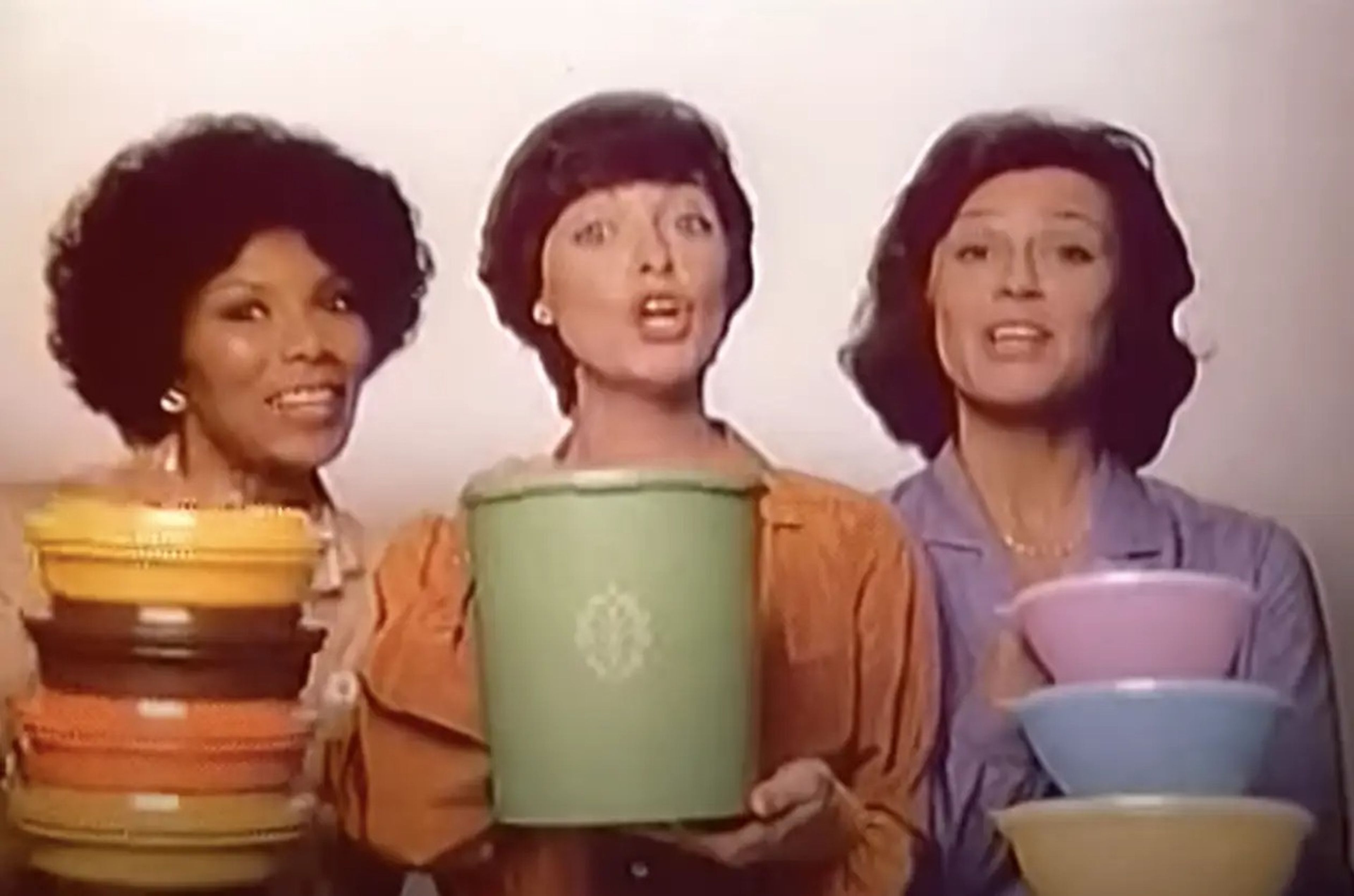 Mujeres en un anunco de Tupperware en 1980.