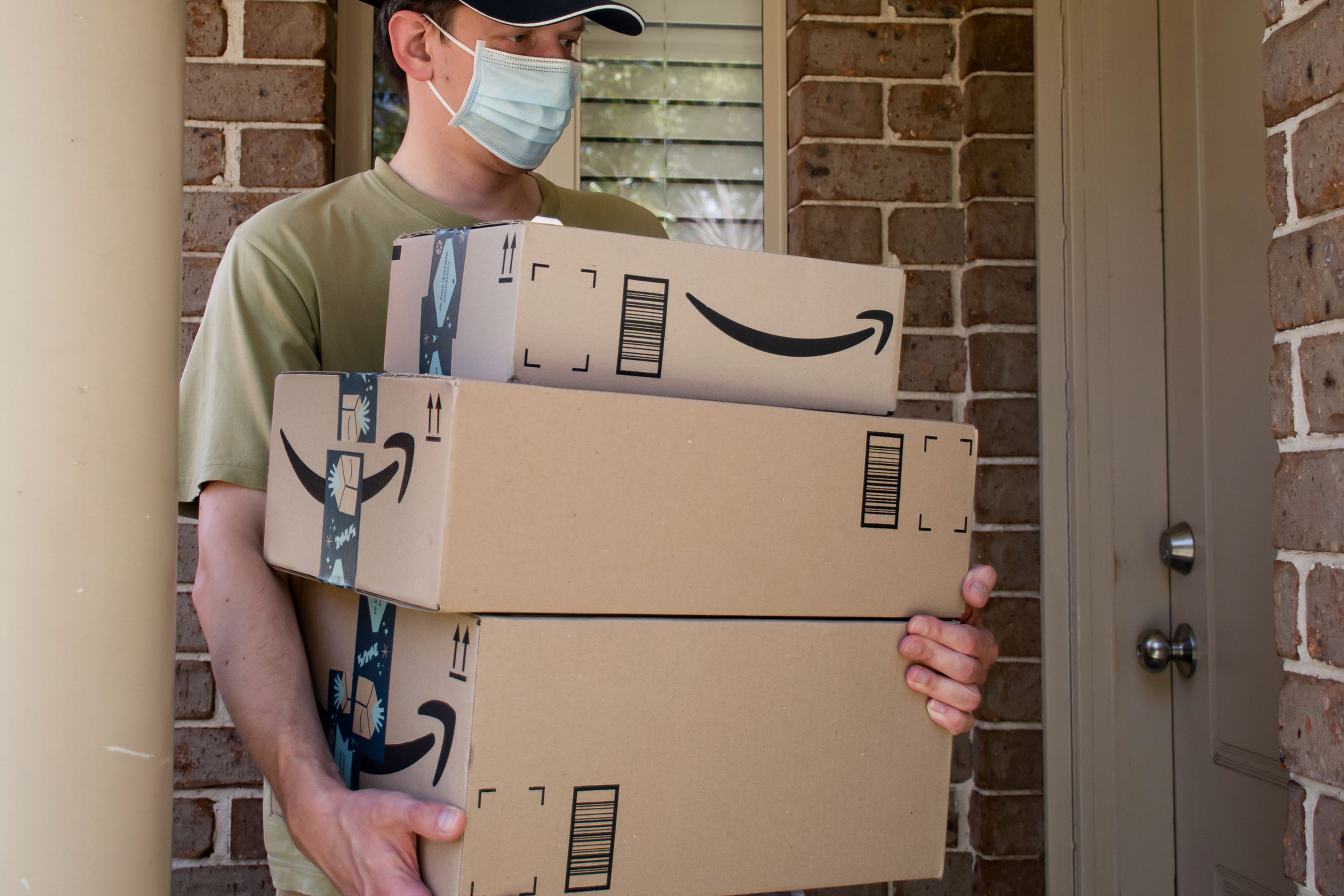 Un trabajador de Amazon con cajas.