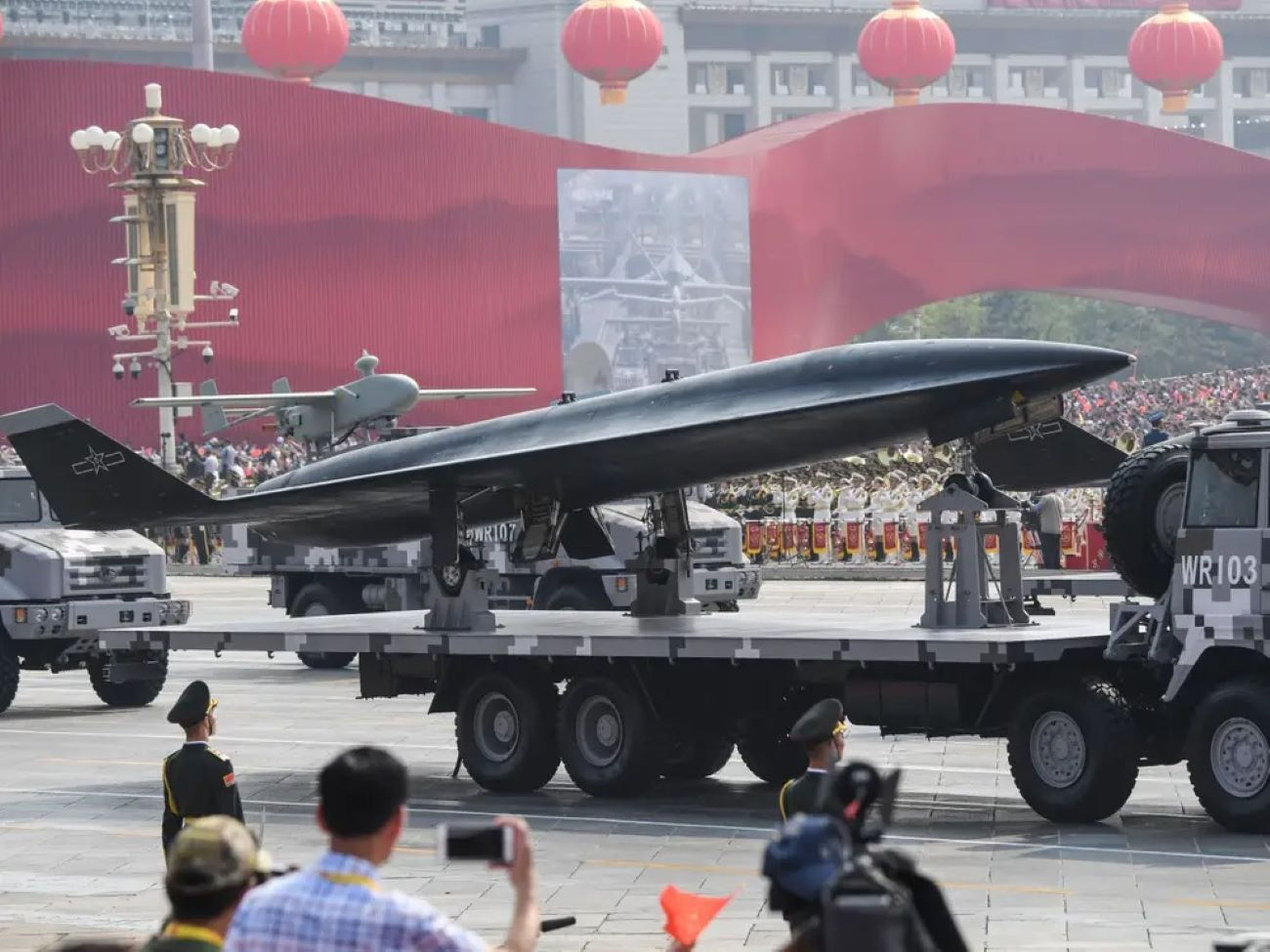 Un vehículo militar que transporta un dron supersónico de reconocimiento WZ-8 participa en un desfile militar en la plaza de Tiananmen de Pekín (China), el 1 de octubre de 2019.