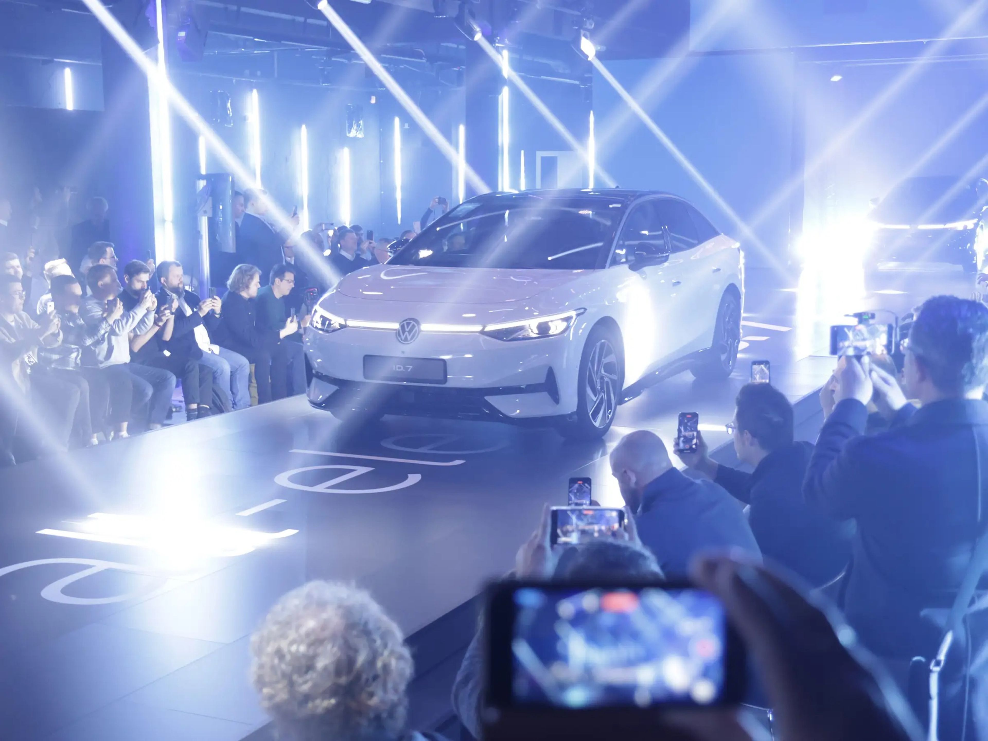 Volkswagen presenta su nueva berlina eléctrica ID.7 en un evento oficial el 17 de abril de 2023 en Berlín, Alemania. El fabricante alemán de automóviles Volkswagen está ampliando su gama de coches eléctricos a medida que se aleja del motor de combustión.