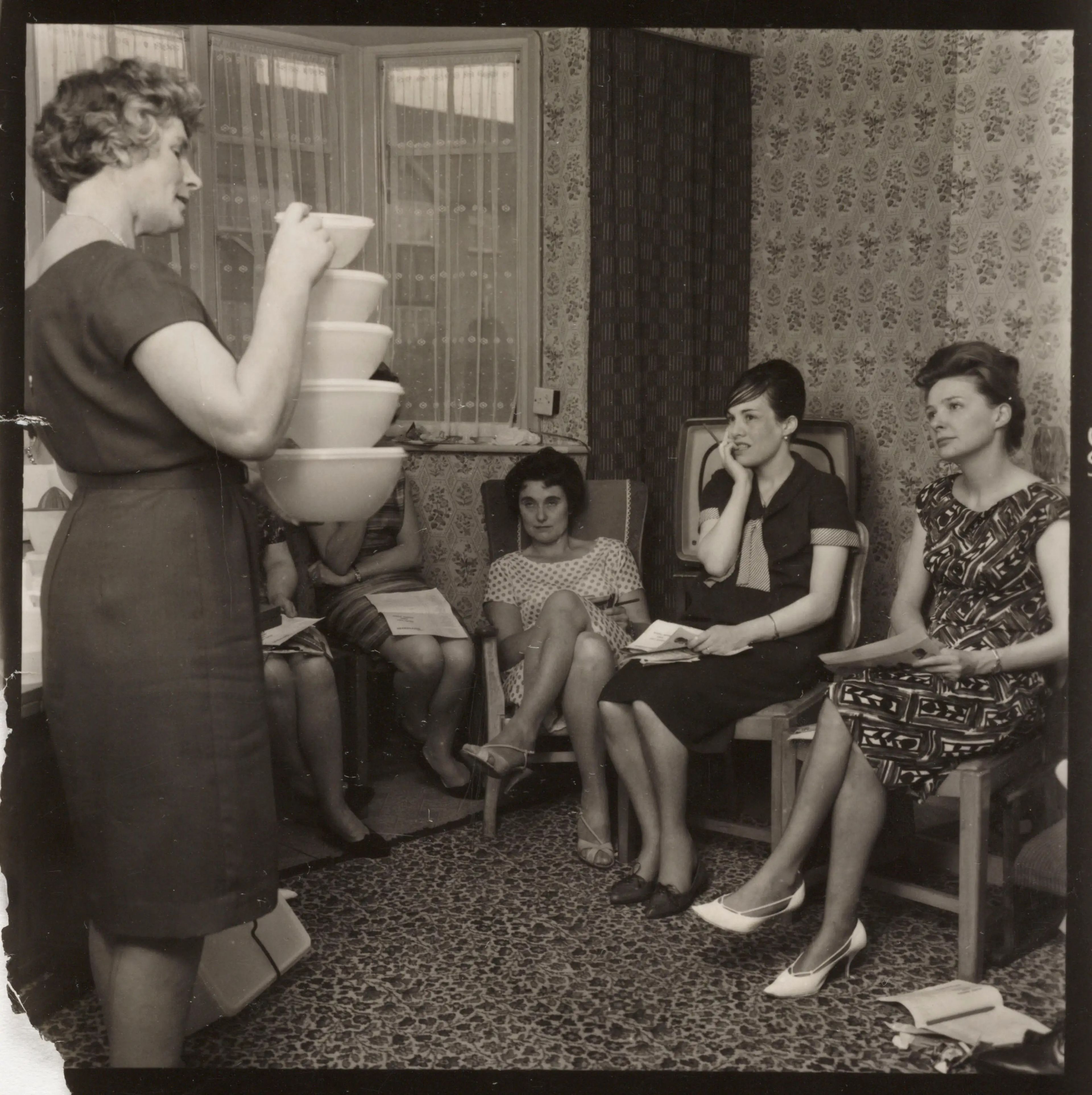 Reunión de Tupperware en una casa de Reino Unido en 1963.