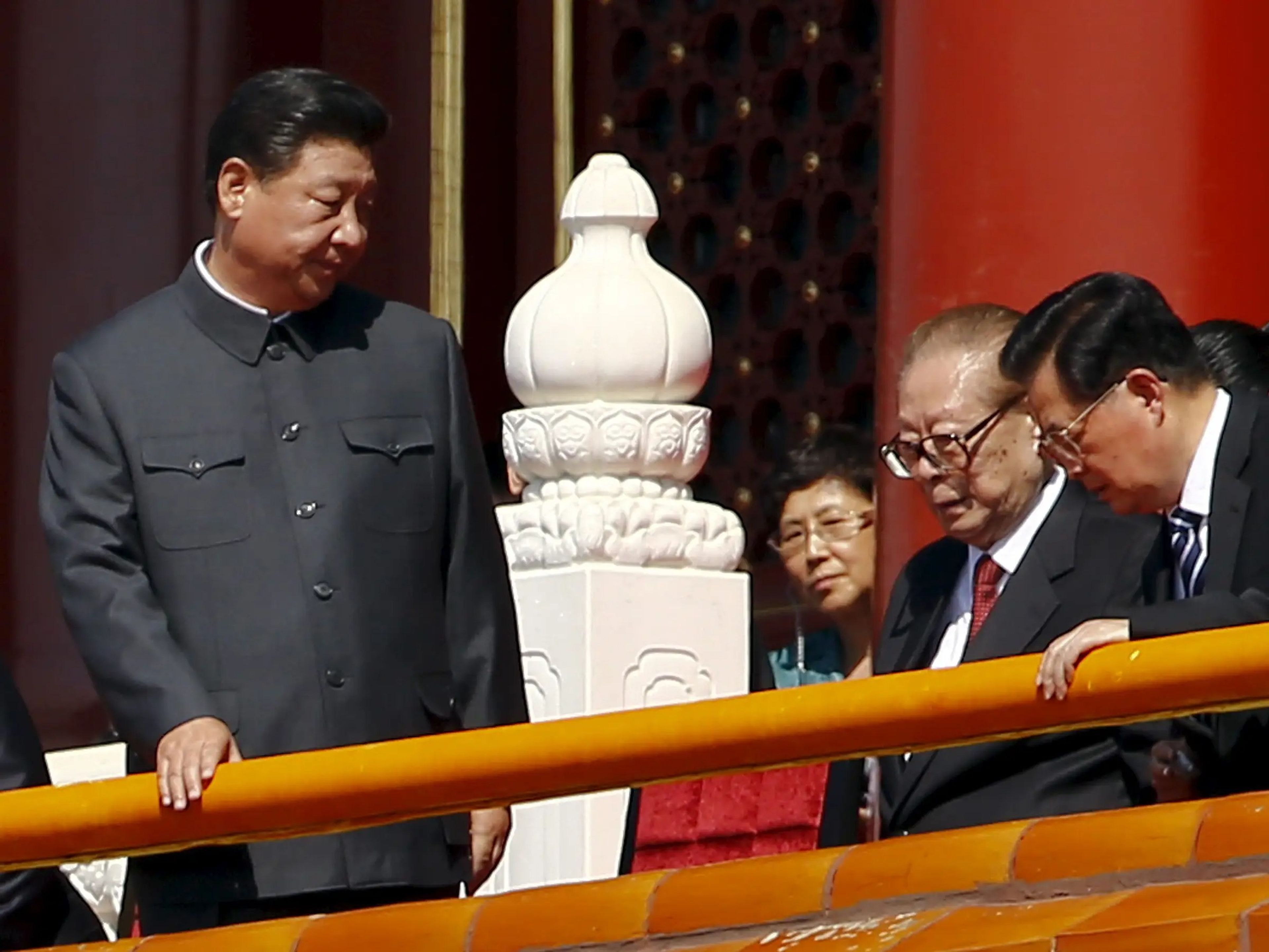 Xi Jinping (izquierda), presidente de China, observa a los expresidentes, Jiang Zemin y Hu Jintao, durante un desfile militar con motivo del aniversario del final de la Segunda Guerra Mundial.