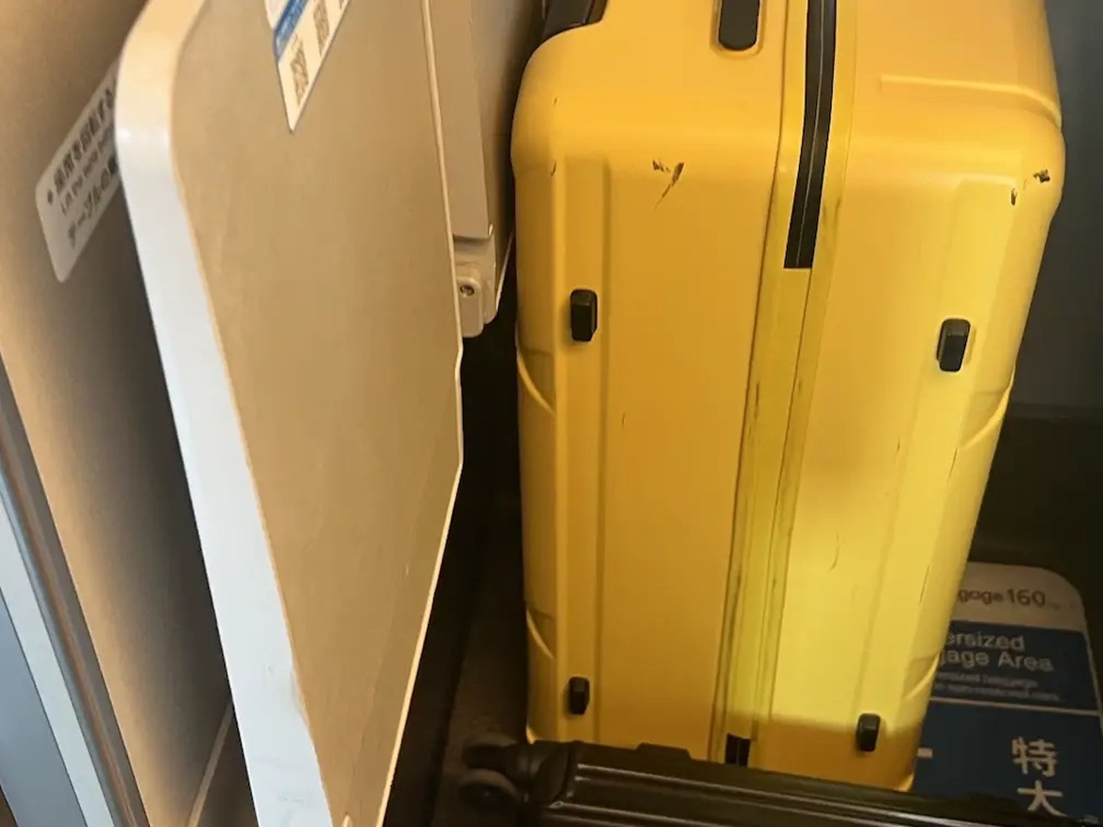 El equipaje de gran tamaño puede colocarse detrás de determinados asientos reservados.