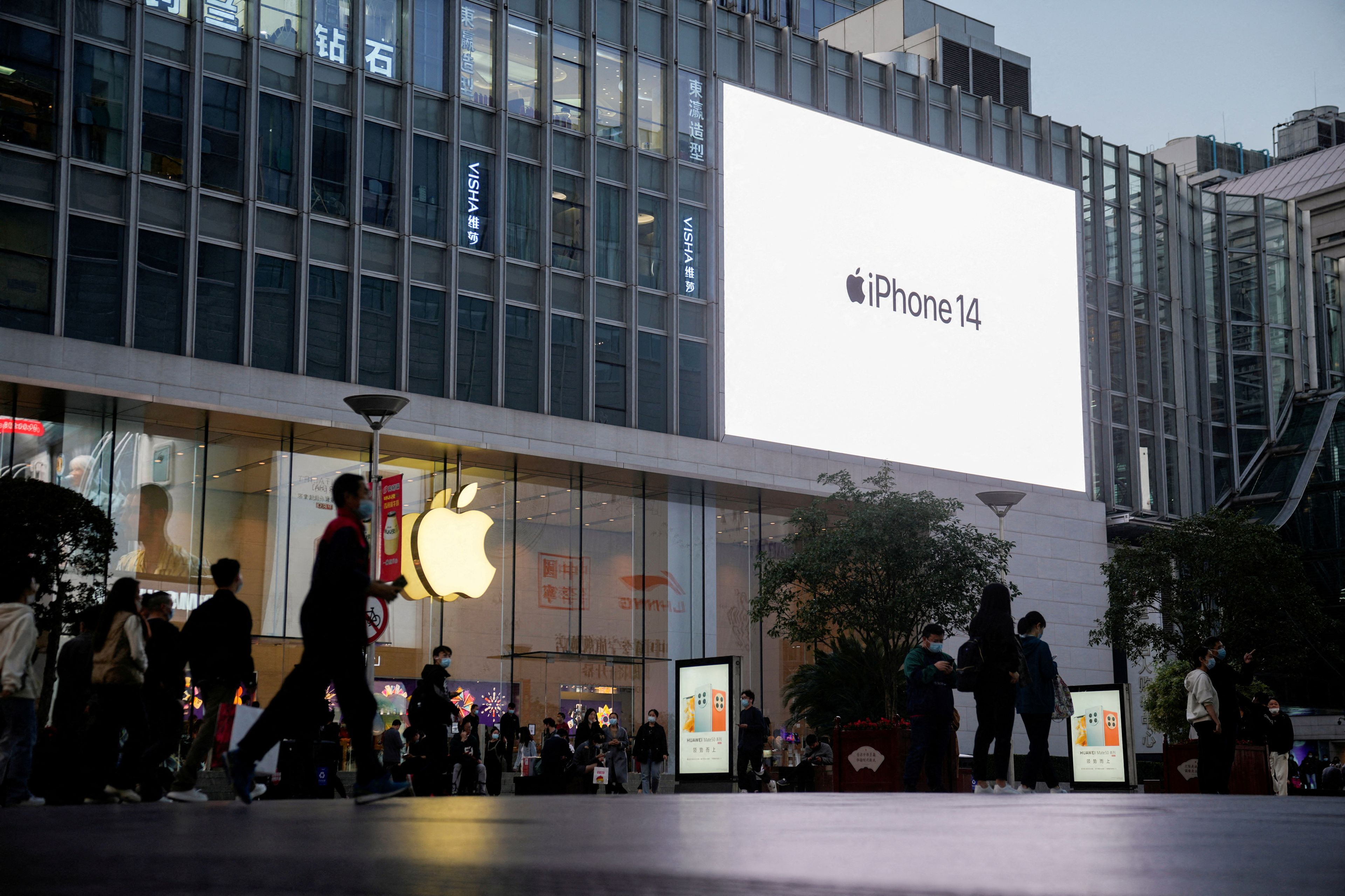 Apple Store en Shanghai con publicidad del iPhone 14.